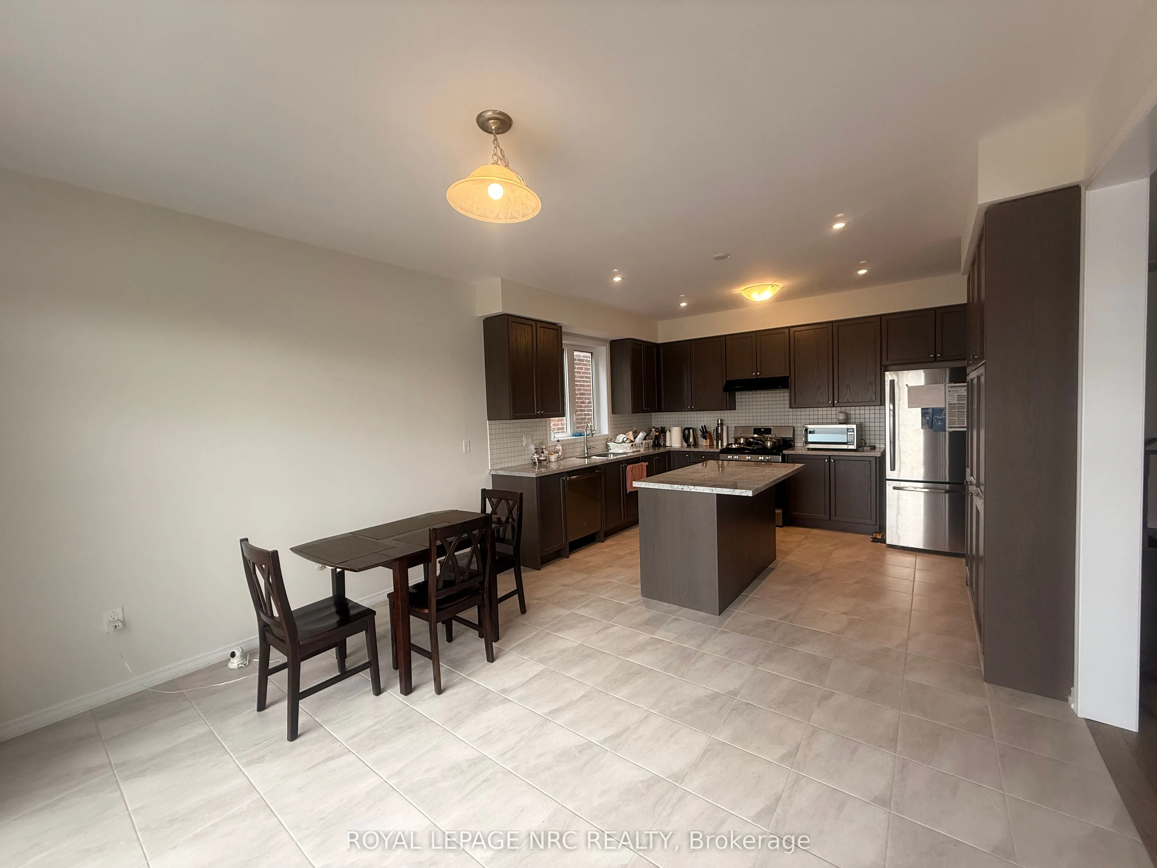 4 ESTHER Crescent
