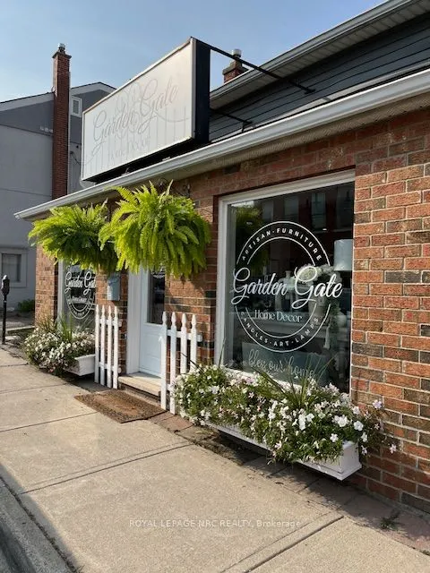11 King Street E
