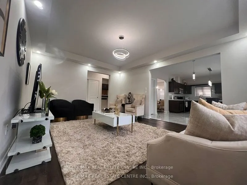 12 Swan Avenue