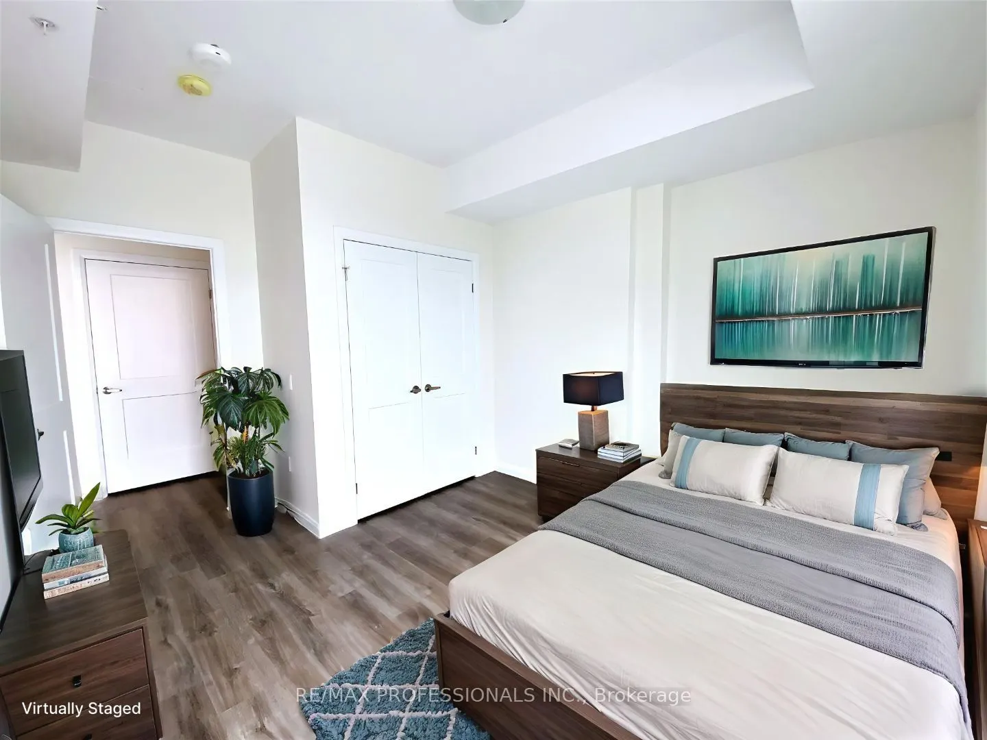 60 Charles Street W, #903