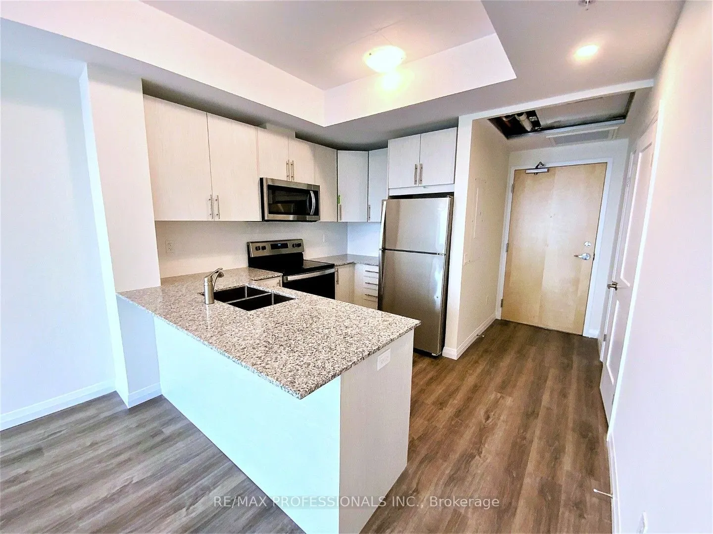 60 Charles Street W, #903