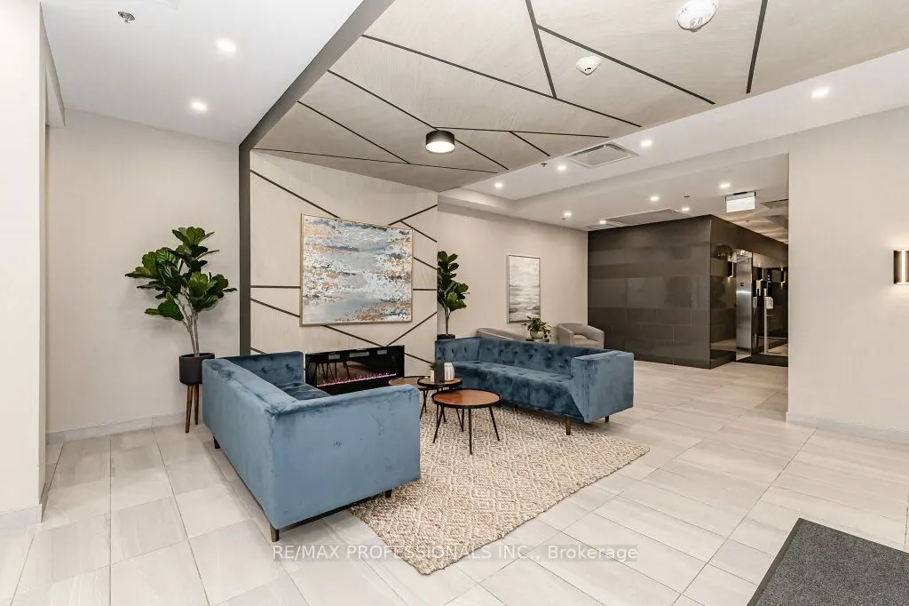 60 Charles Street W, #903