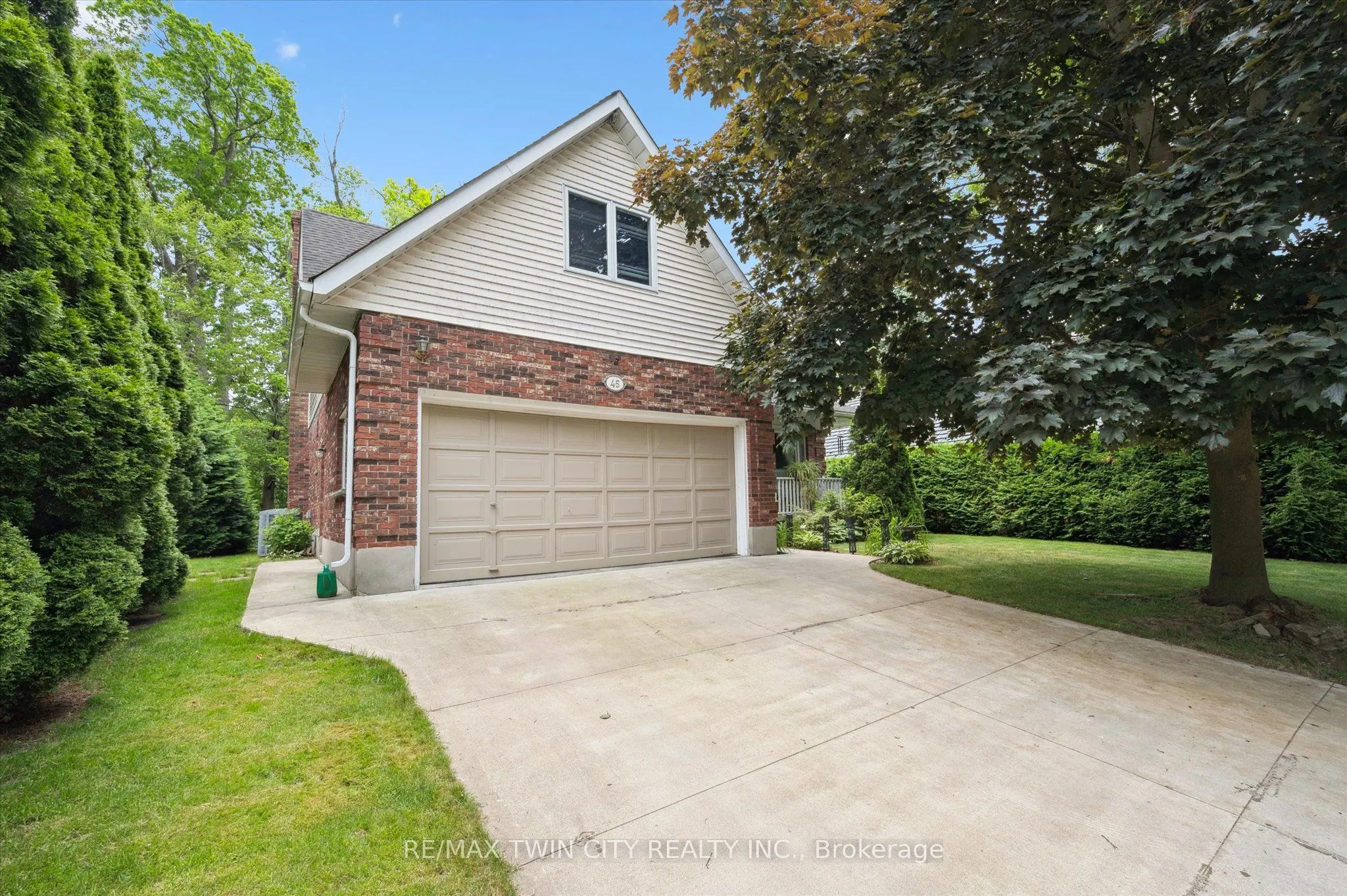 45 Applewood Crescent
