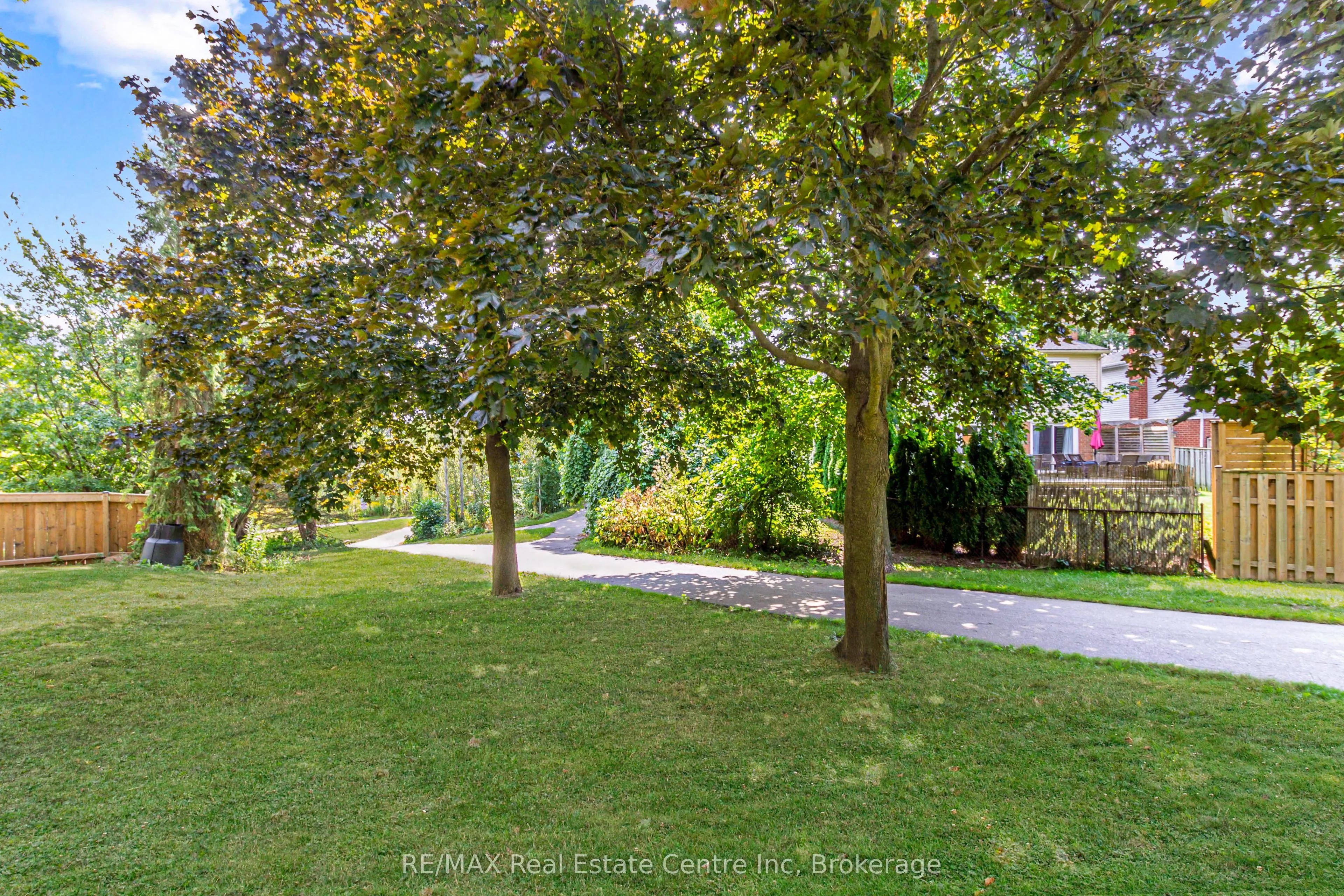 104 Valley Ridge Crescent