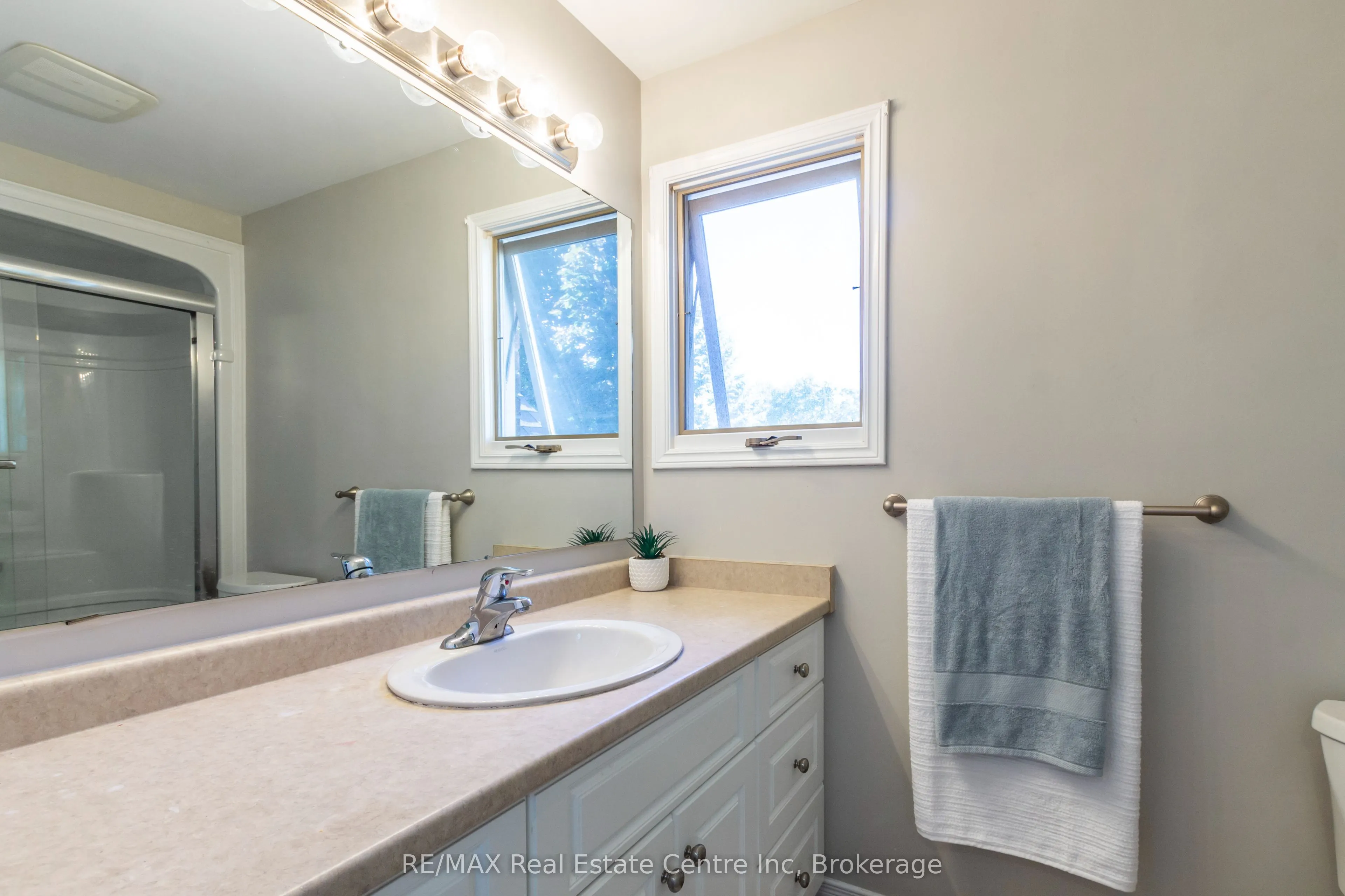 104 Valley Ridge Crescent