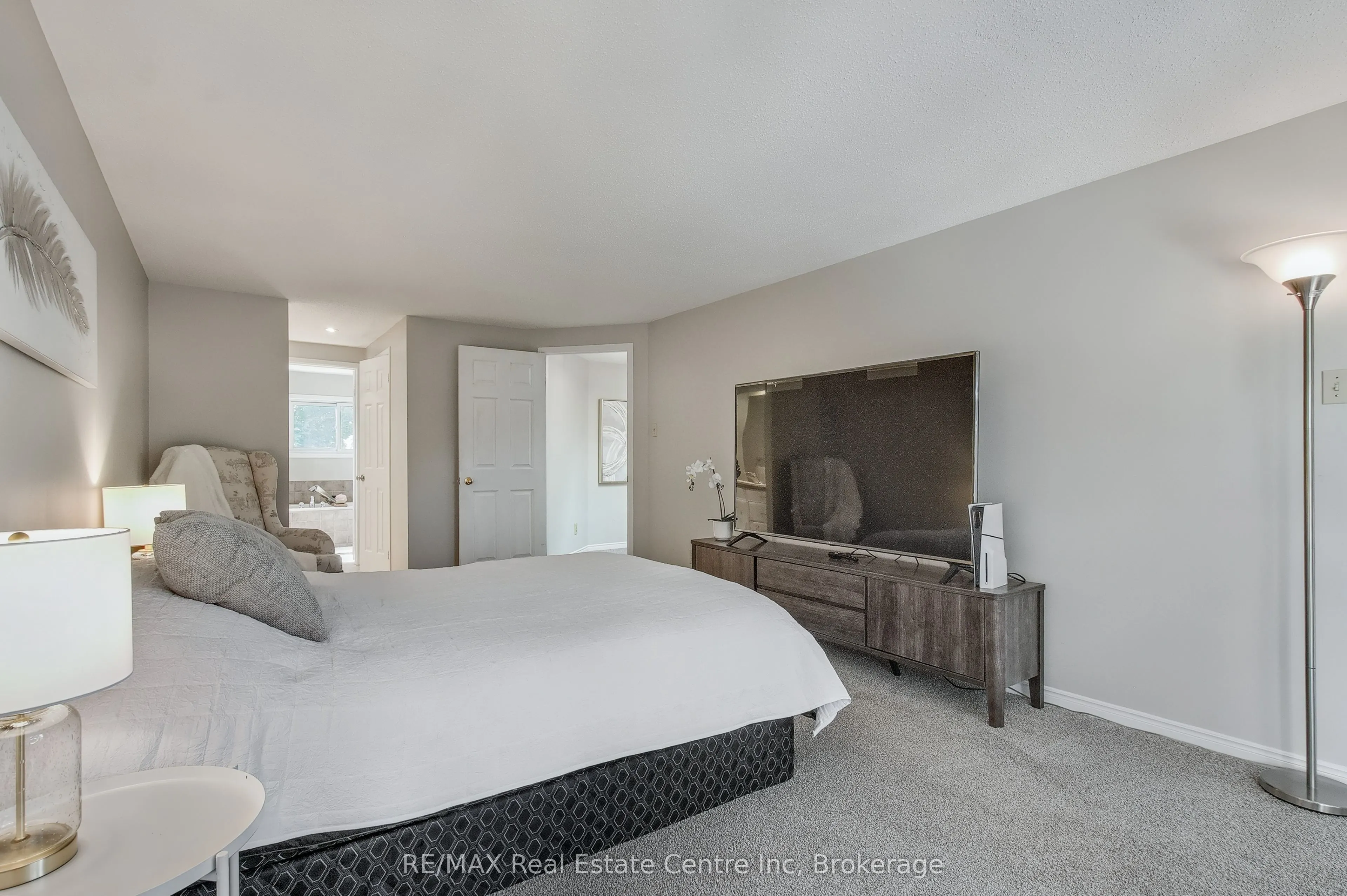 104 Valley Ridge Crescent