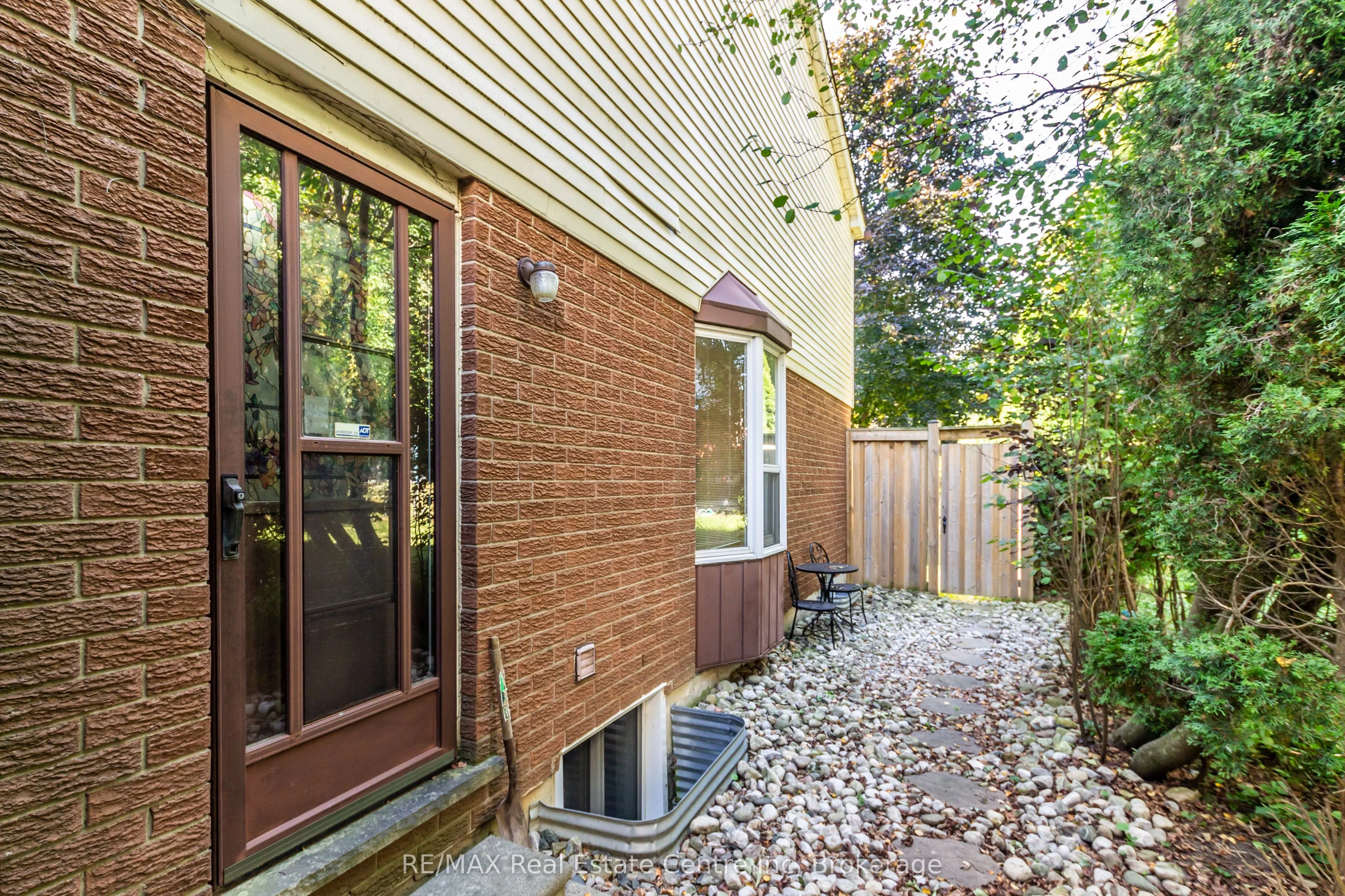 104 Valley Ridge Crescent