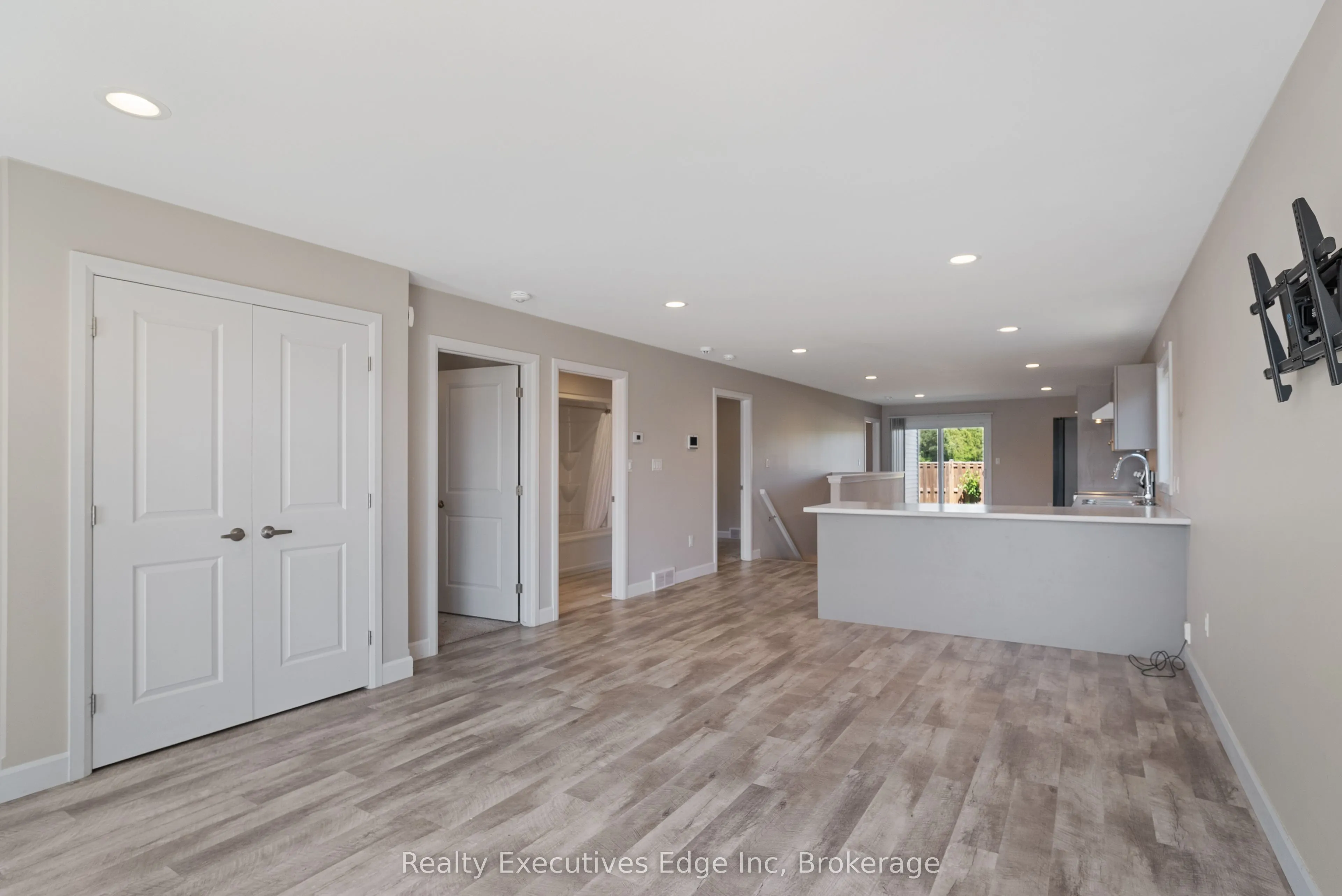 98 Moonstone Crescent