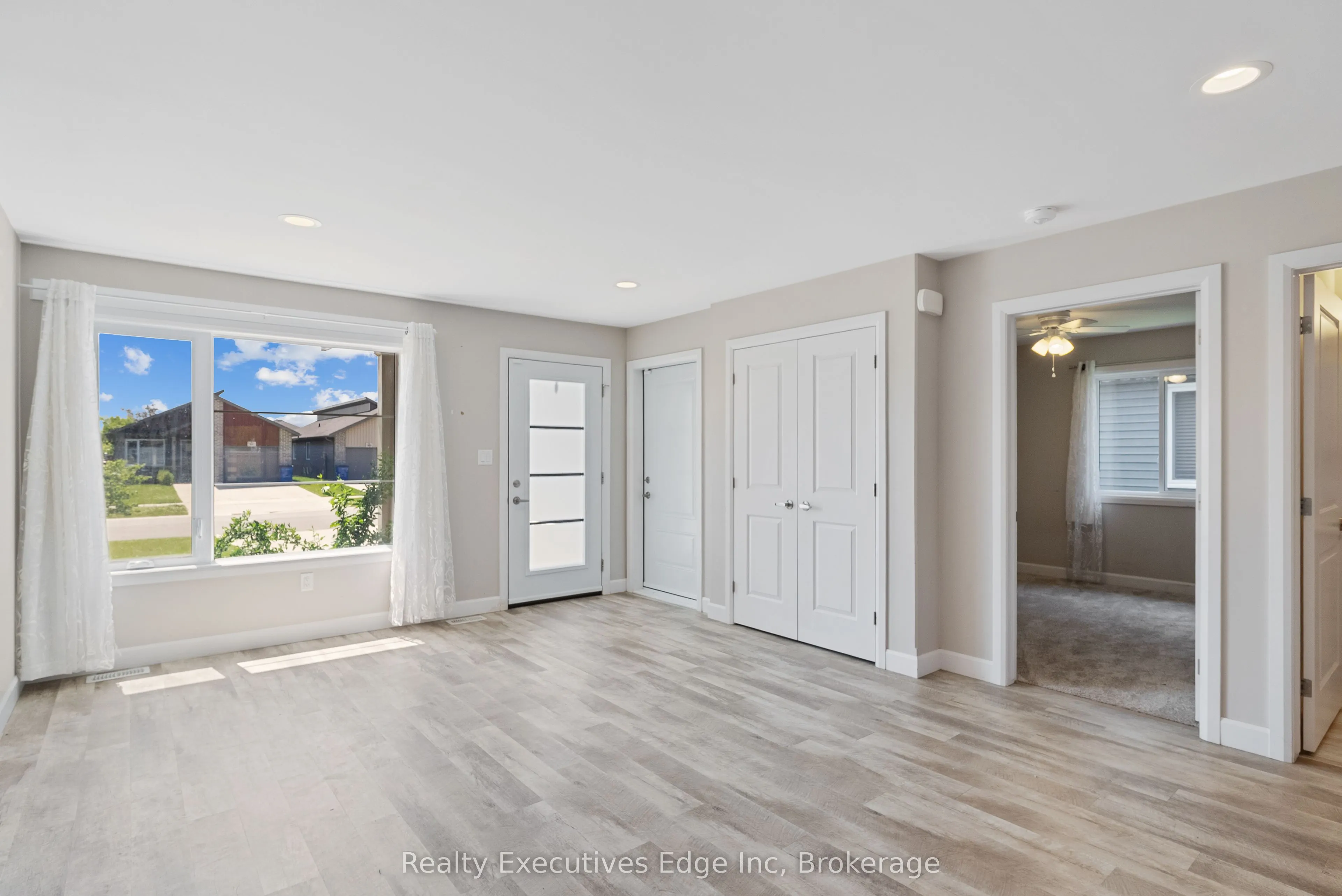 98 Moonstone Crescent