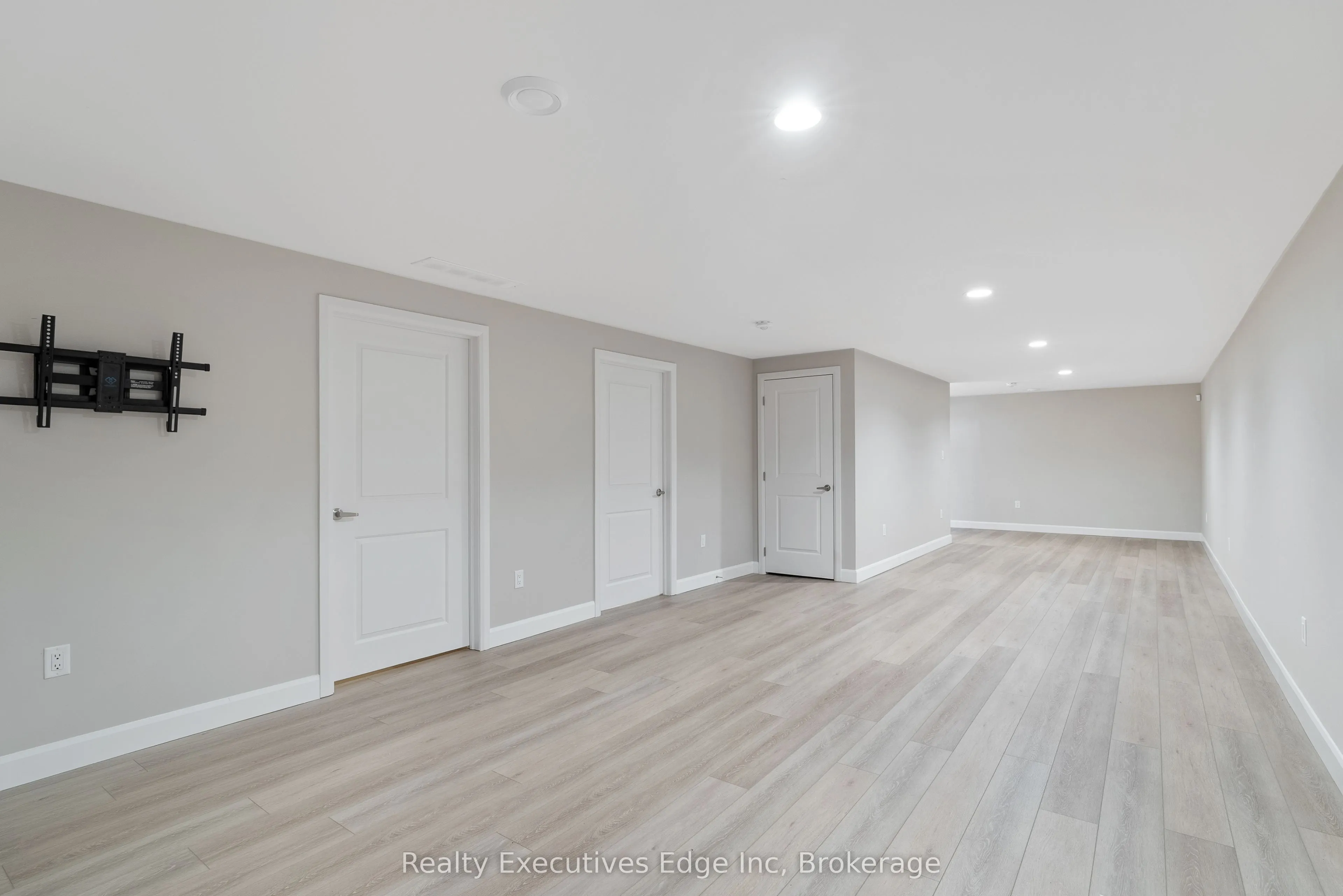 98 Moonstone Crescent