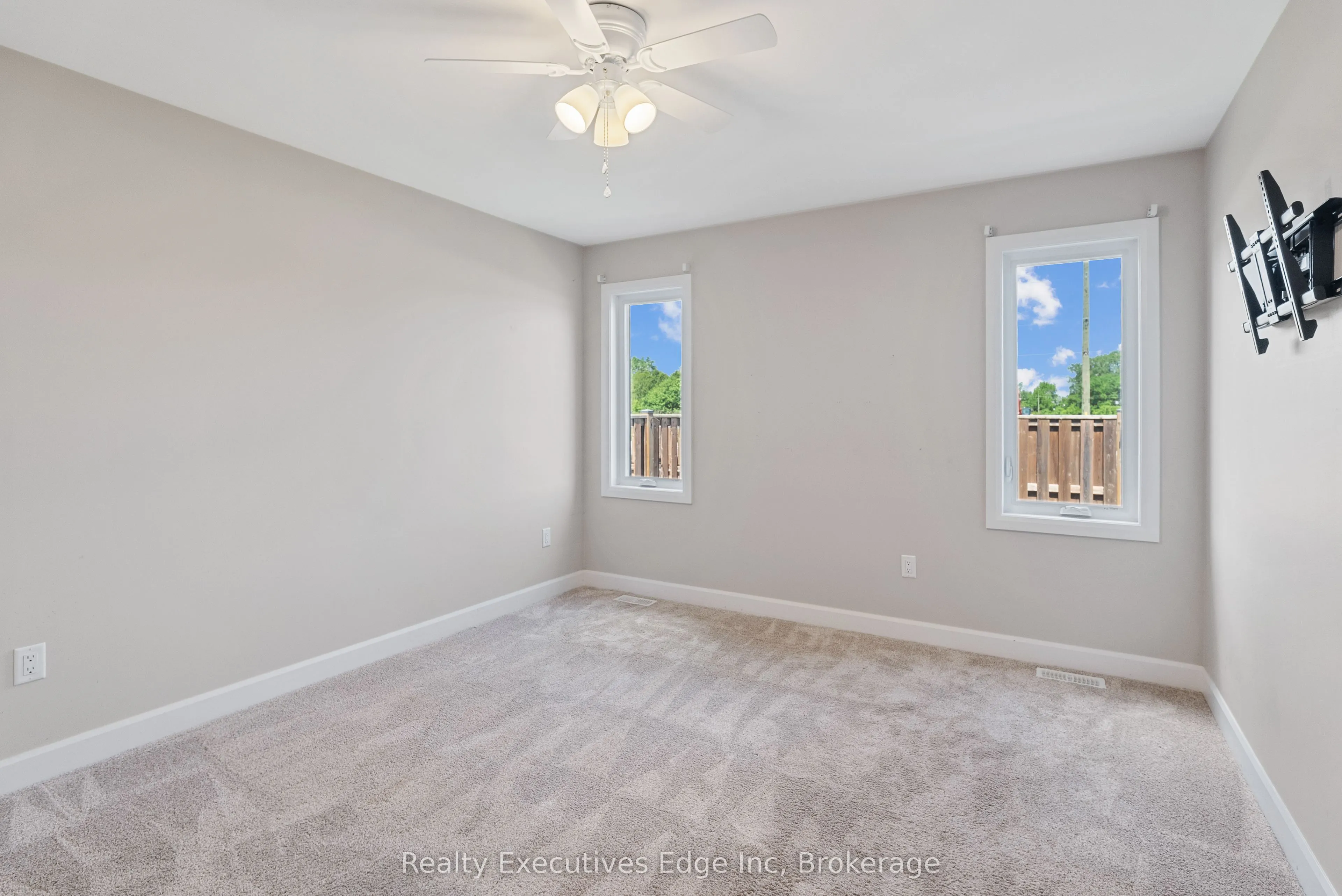 98 Moonstone Crescent