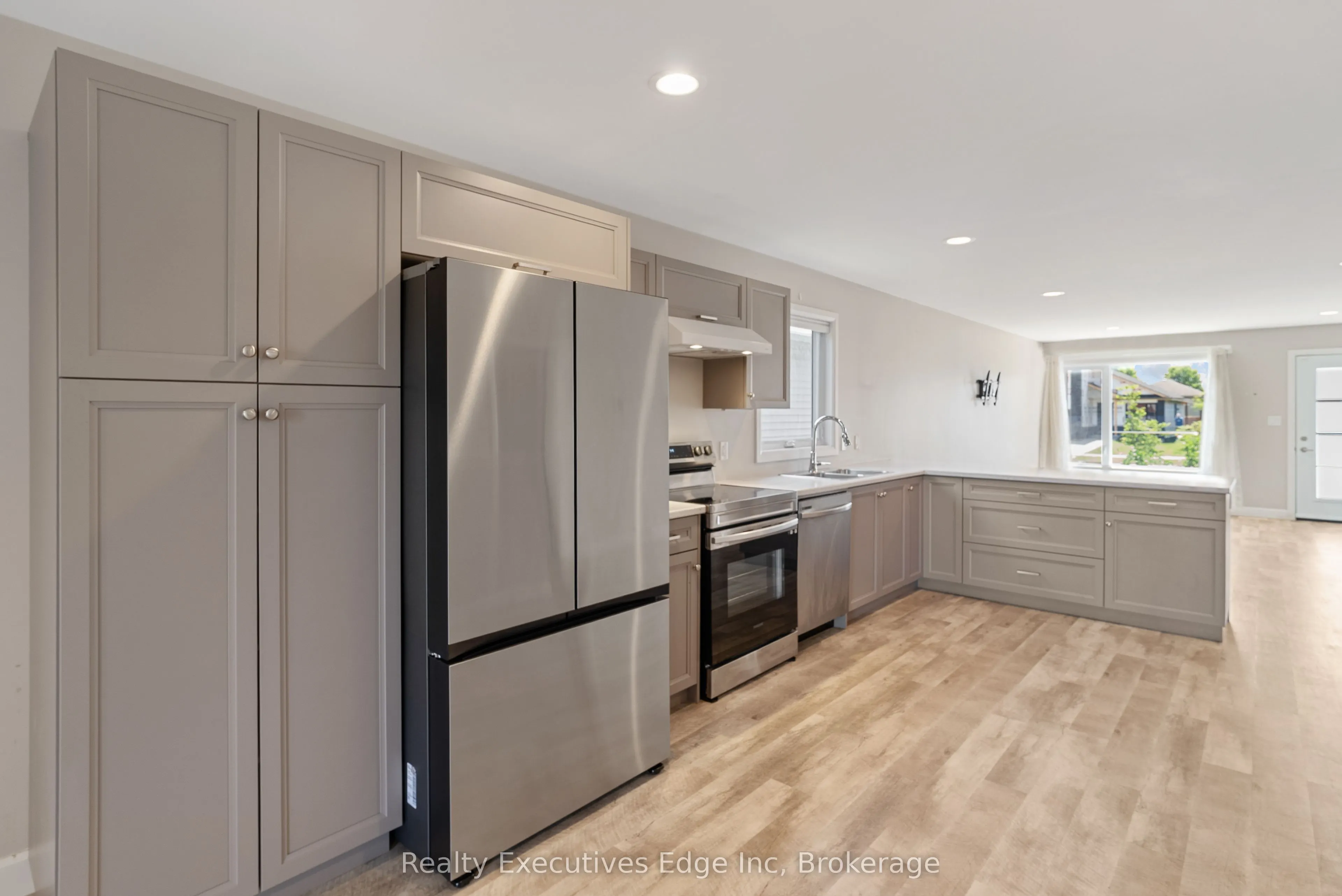 98 Moonstone Crescent