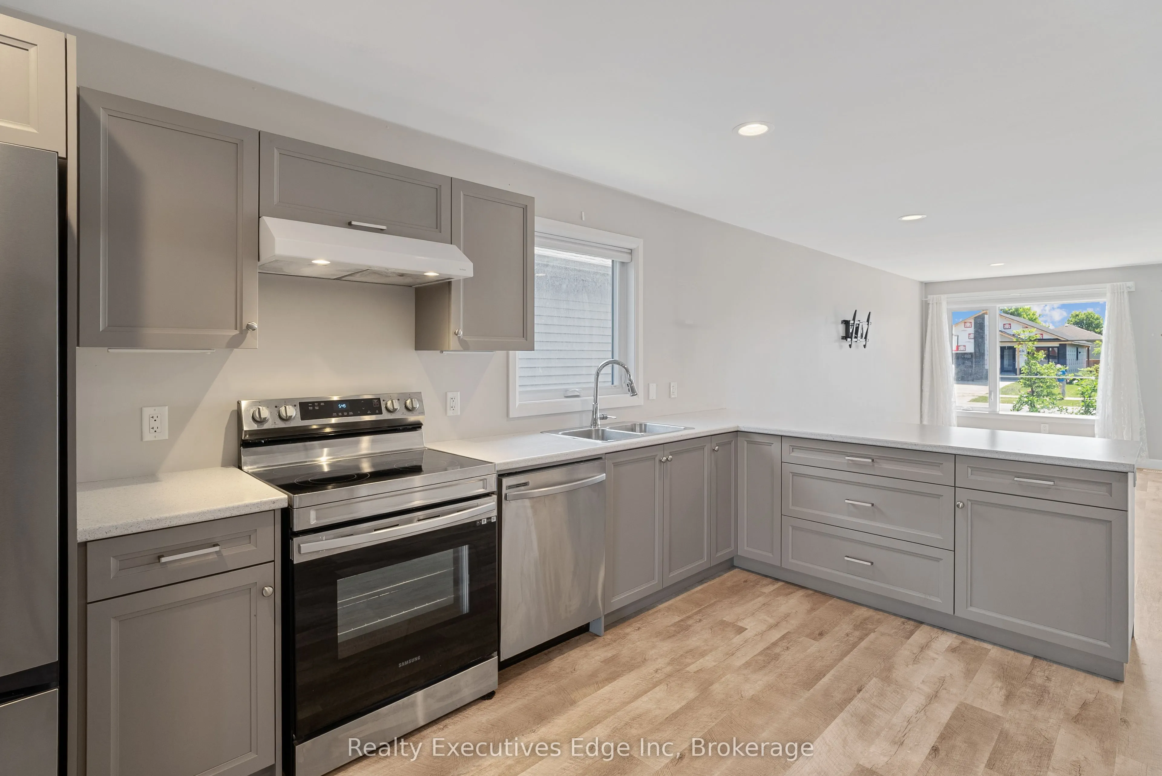 98 Moonstone Crescent
