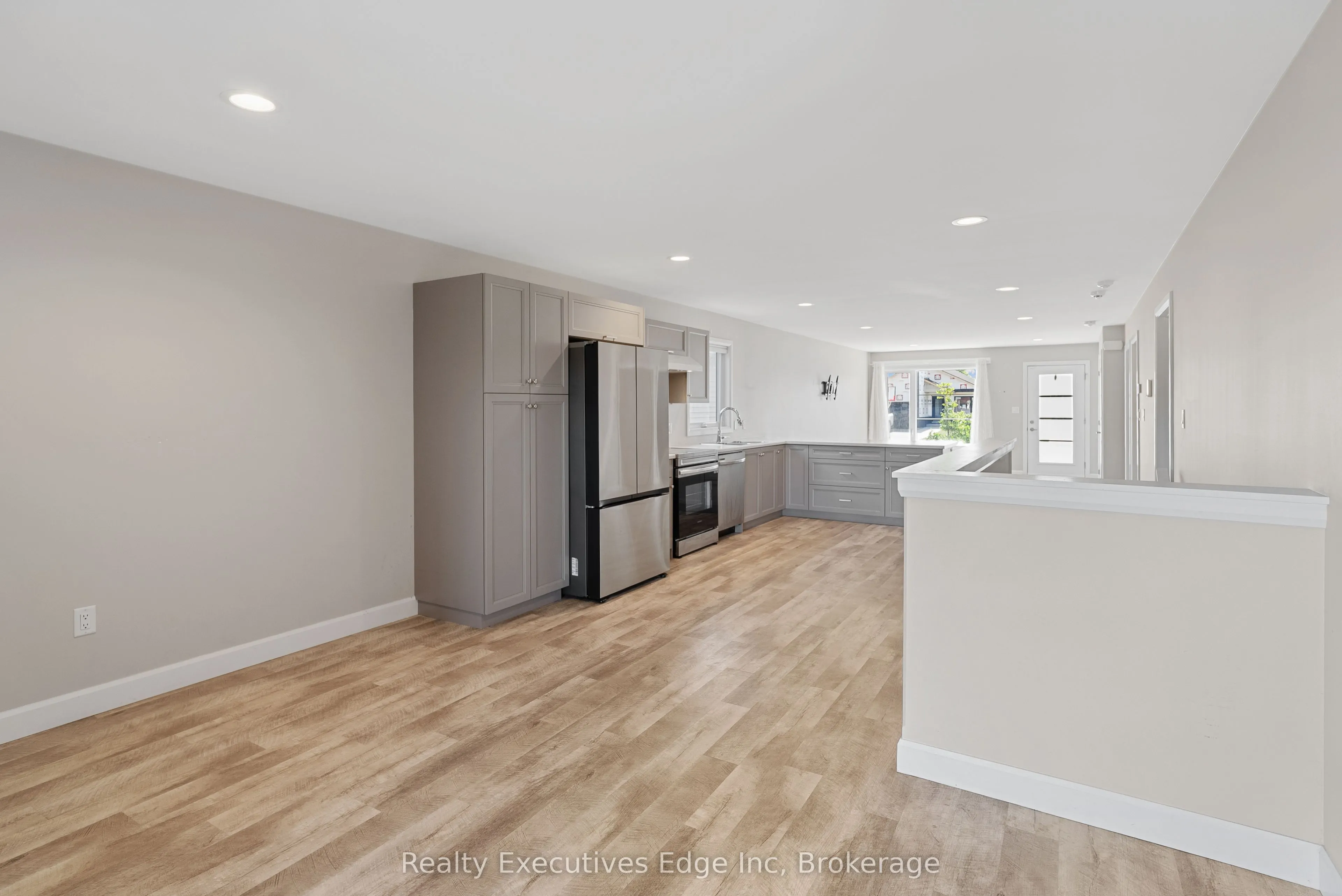 98 Moonstone Crescent