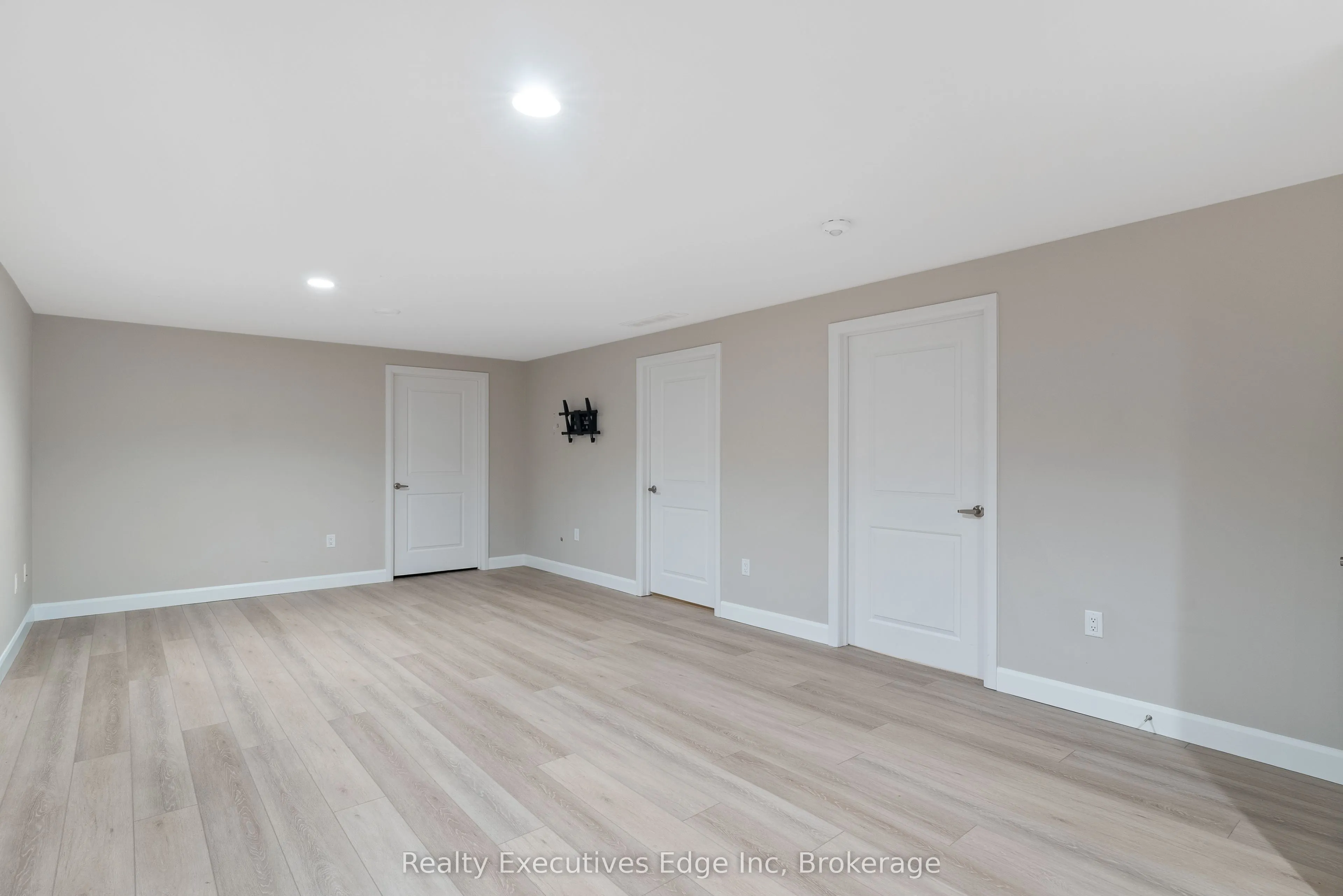 98 Moonstone Crescent