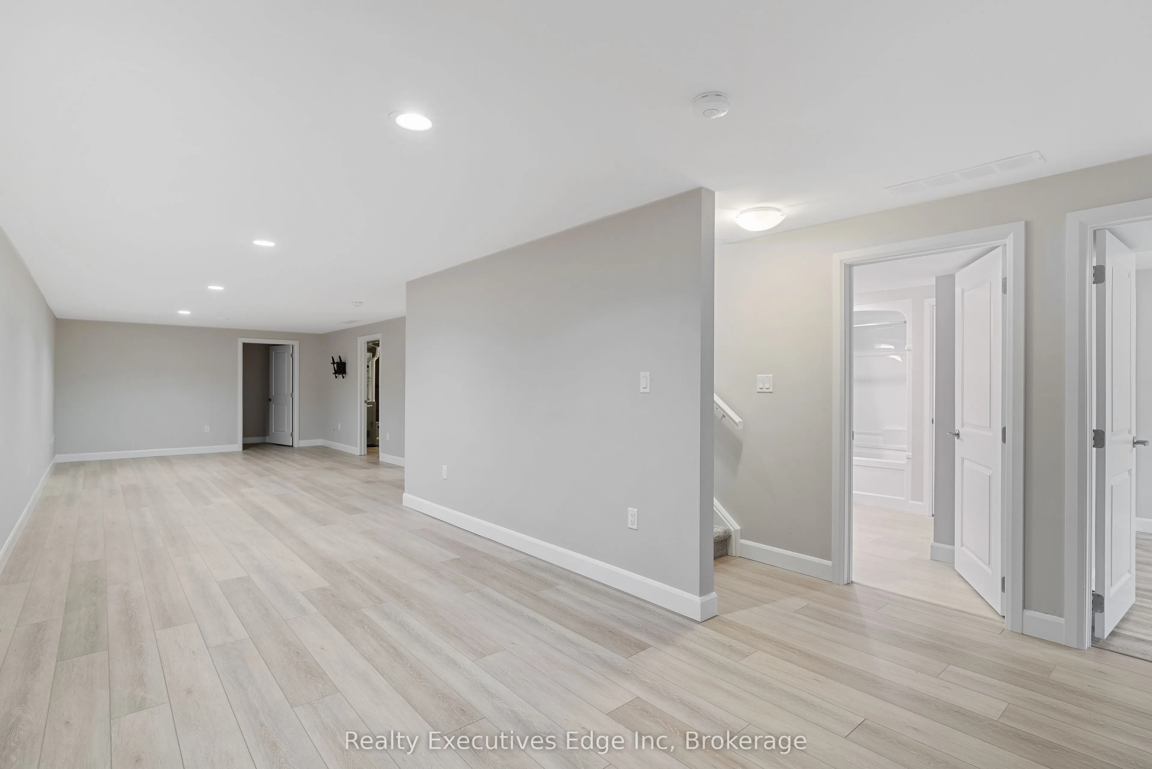 98 Moonstone Crescent