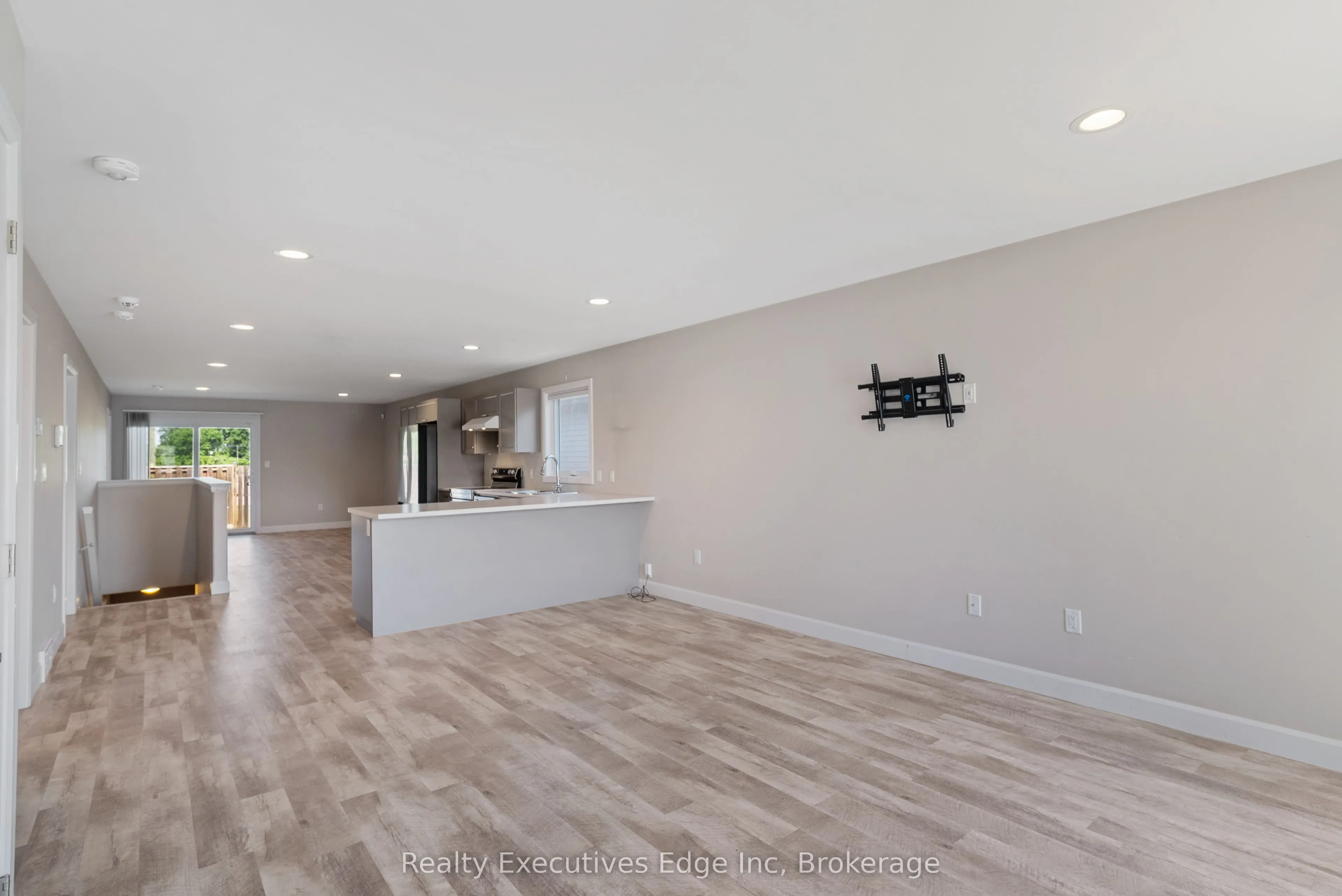 98 Moonstone Crescent