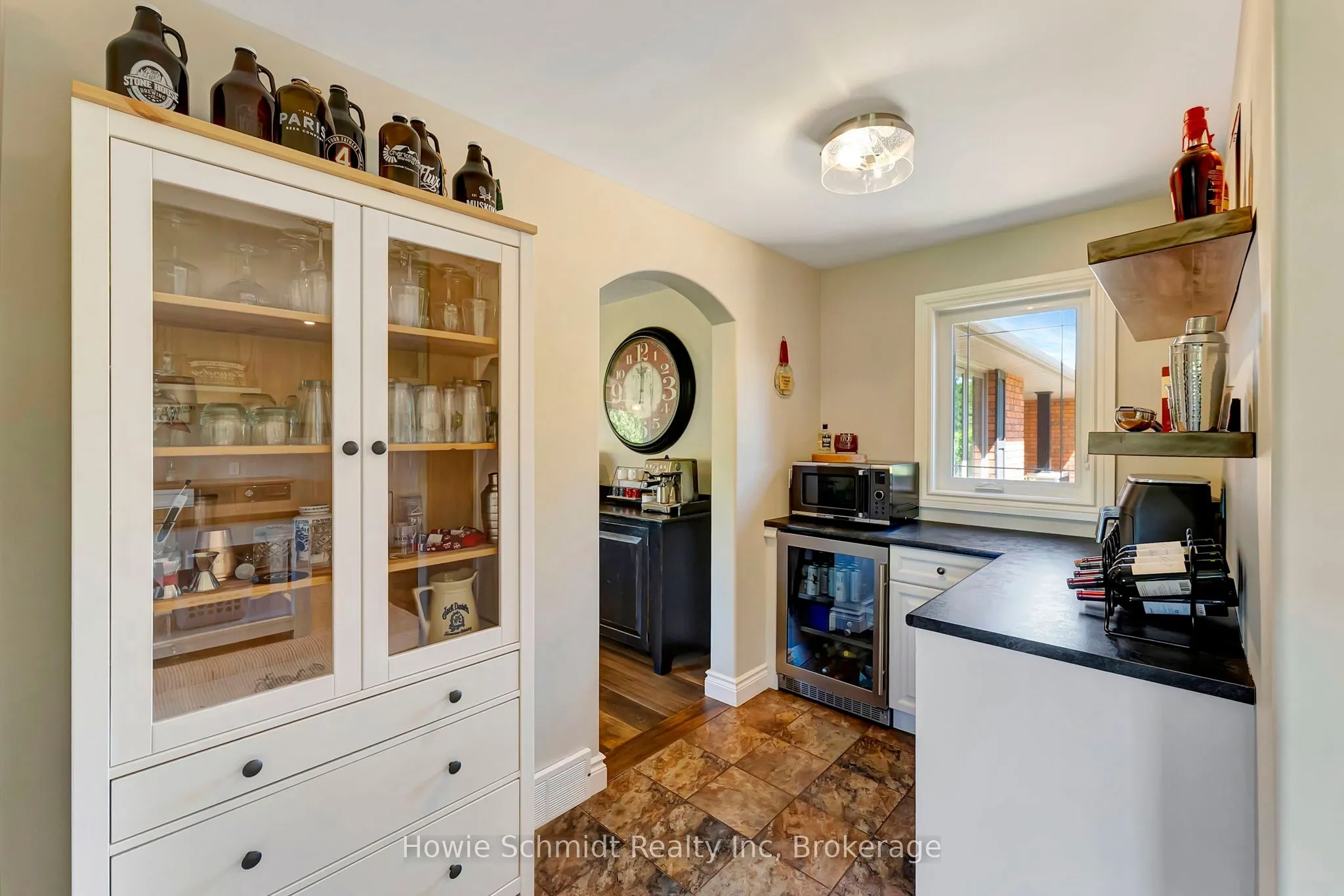 999 Governors Road W