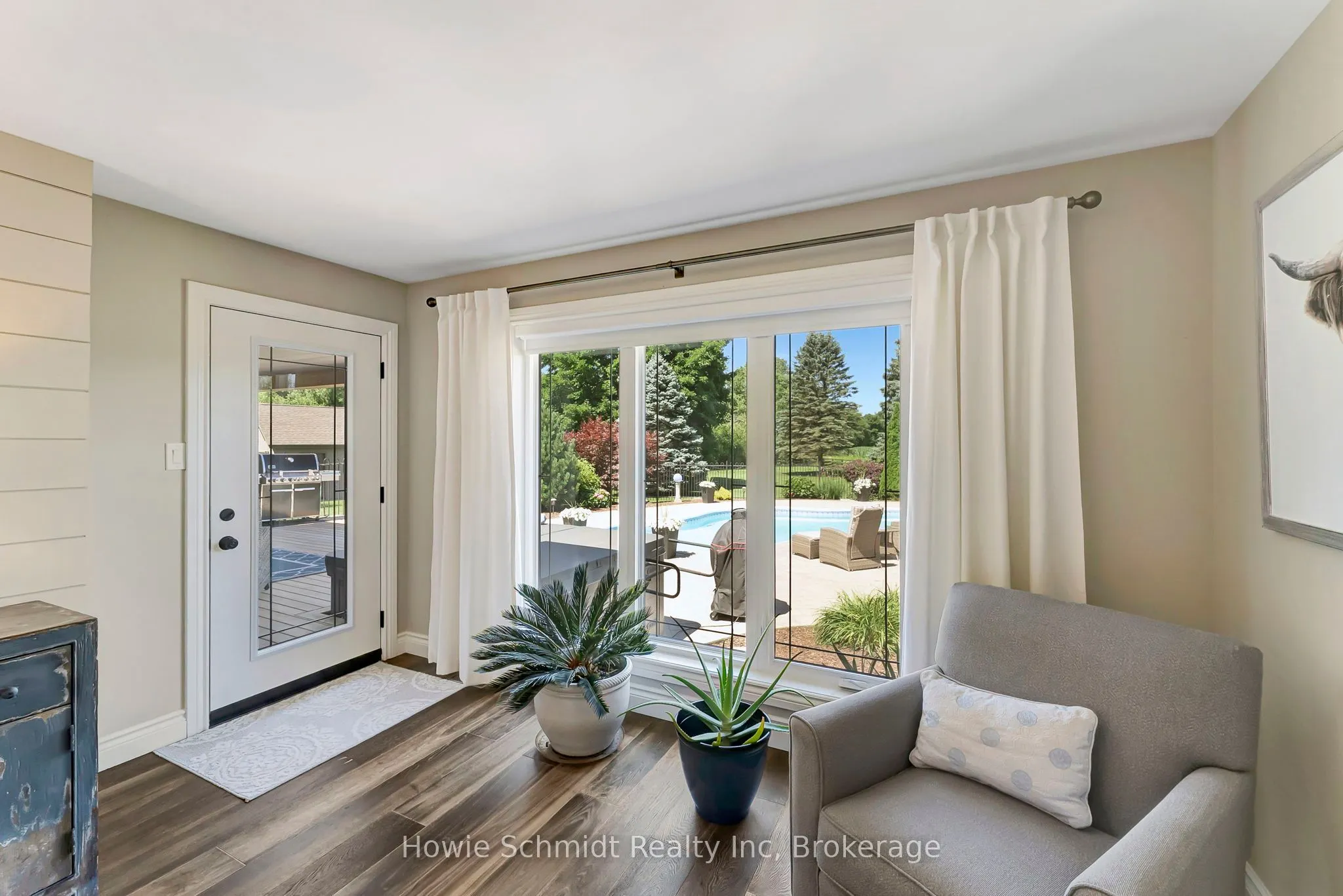 999 Governors Road W