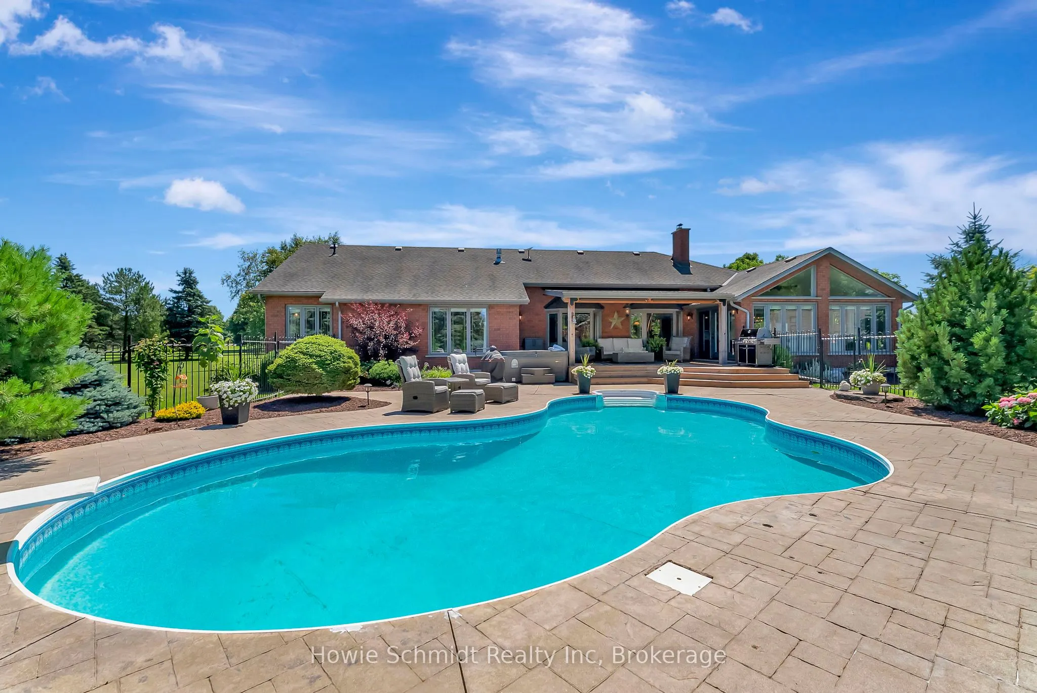 999 Governors Road W