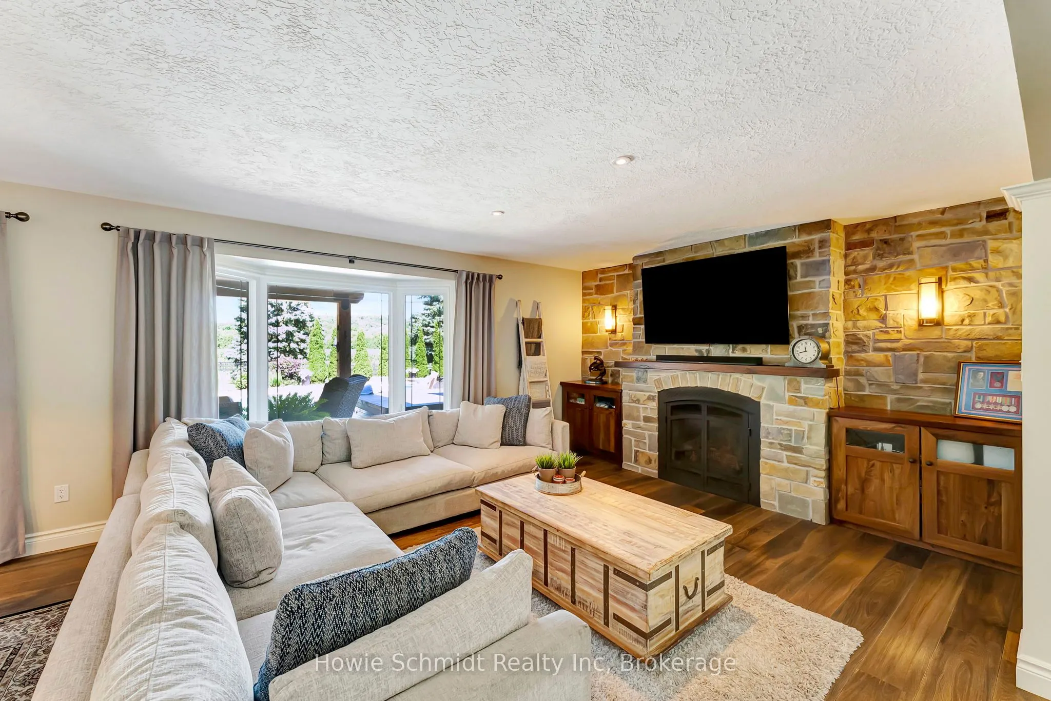 999 Governors Road W