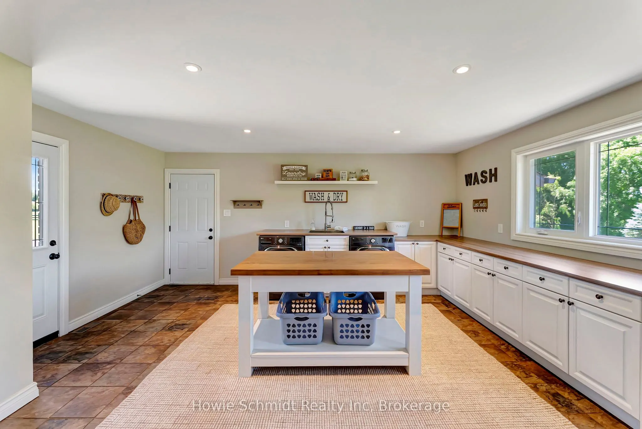 999 Governors Road W