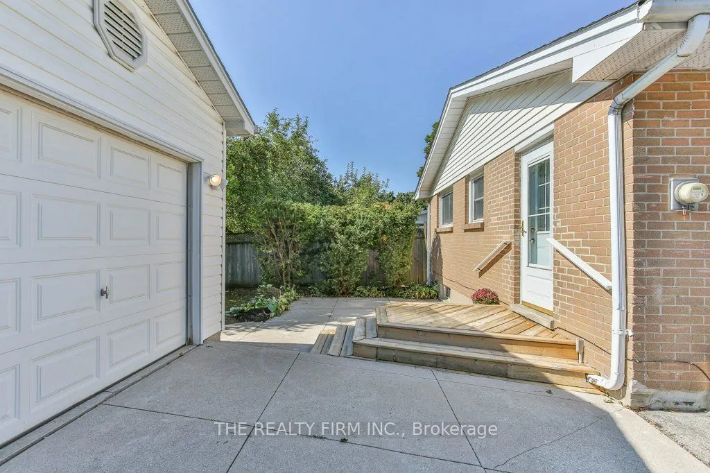 56 Toulon Crescent