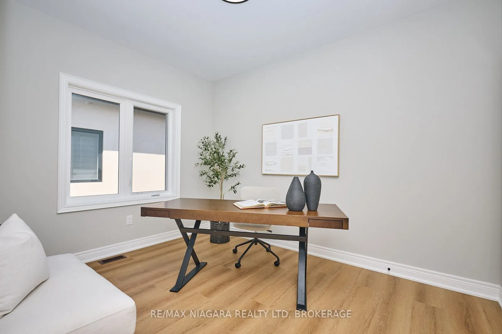 21 Sunrise Court N