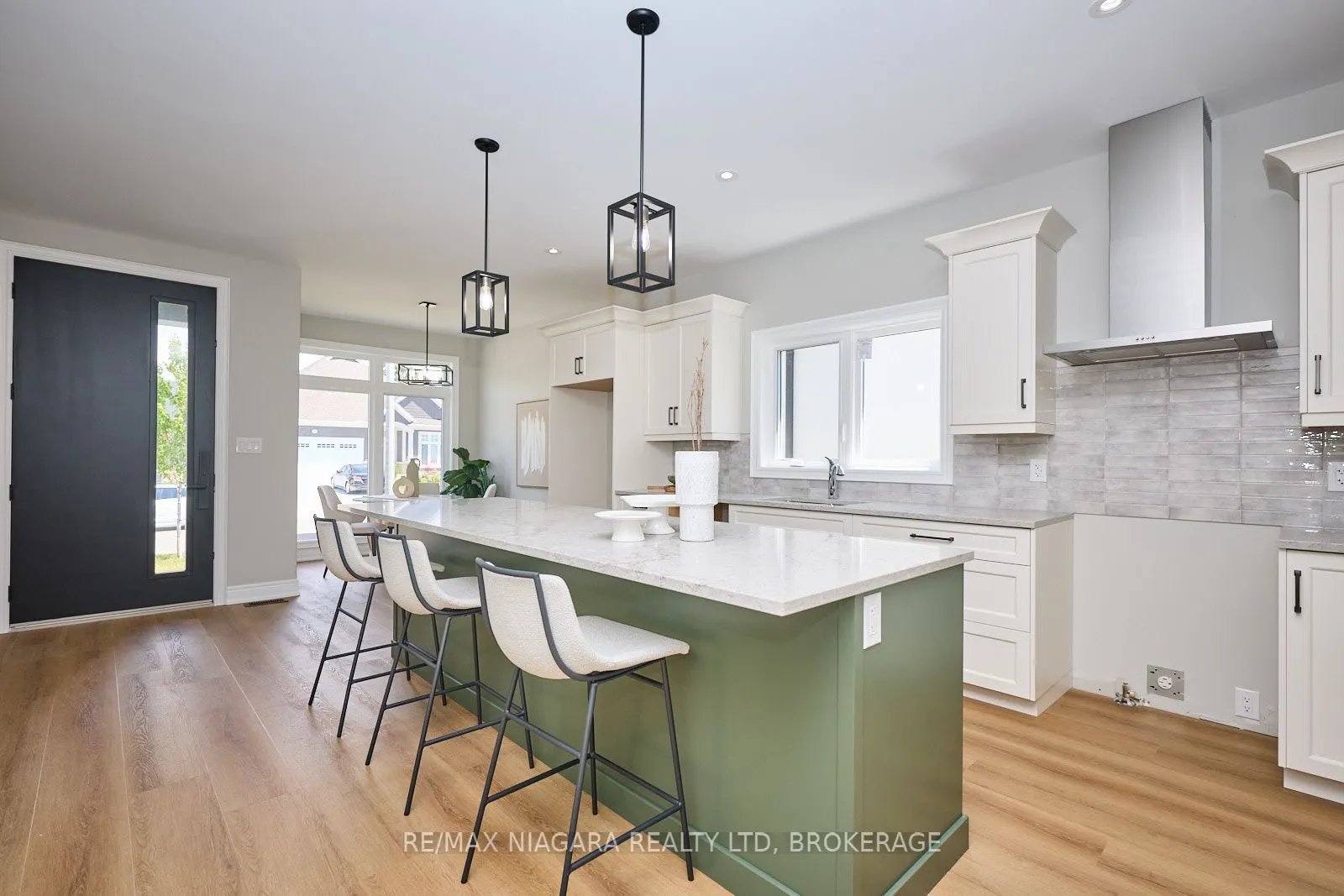 21 Sunrise Court N