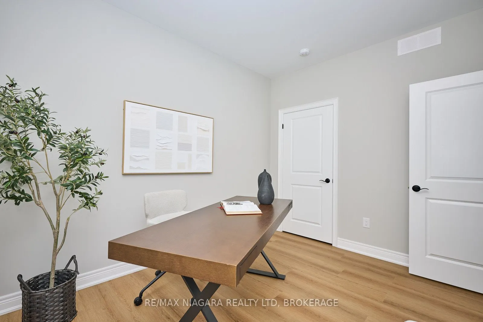 21 Sunrise Court N
