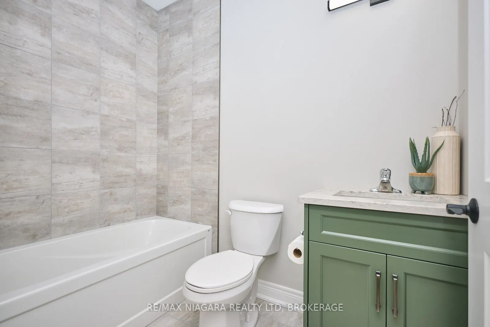 21 Sunrise Court N