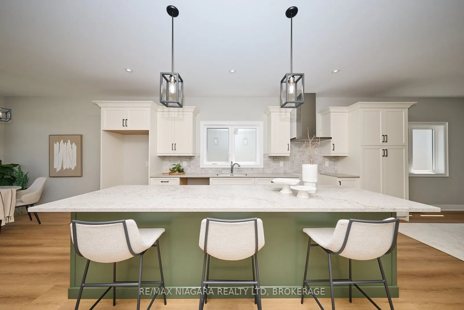 21 Sunrise Court N