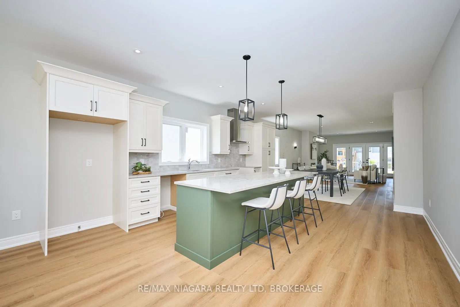 21 Sunrise Court N