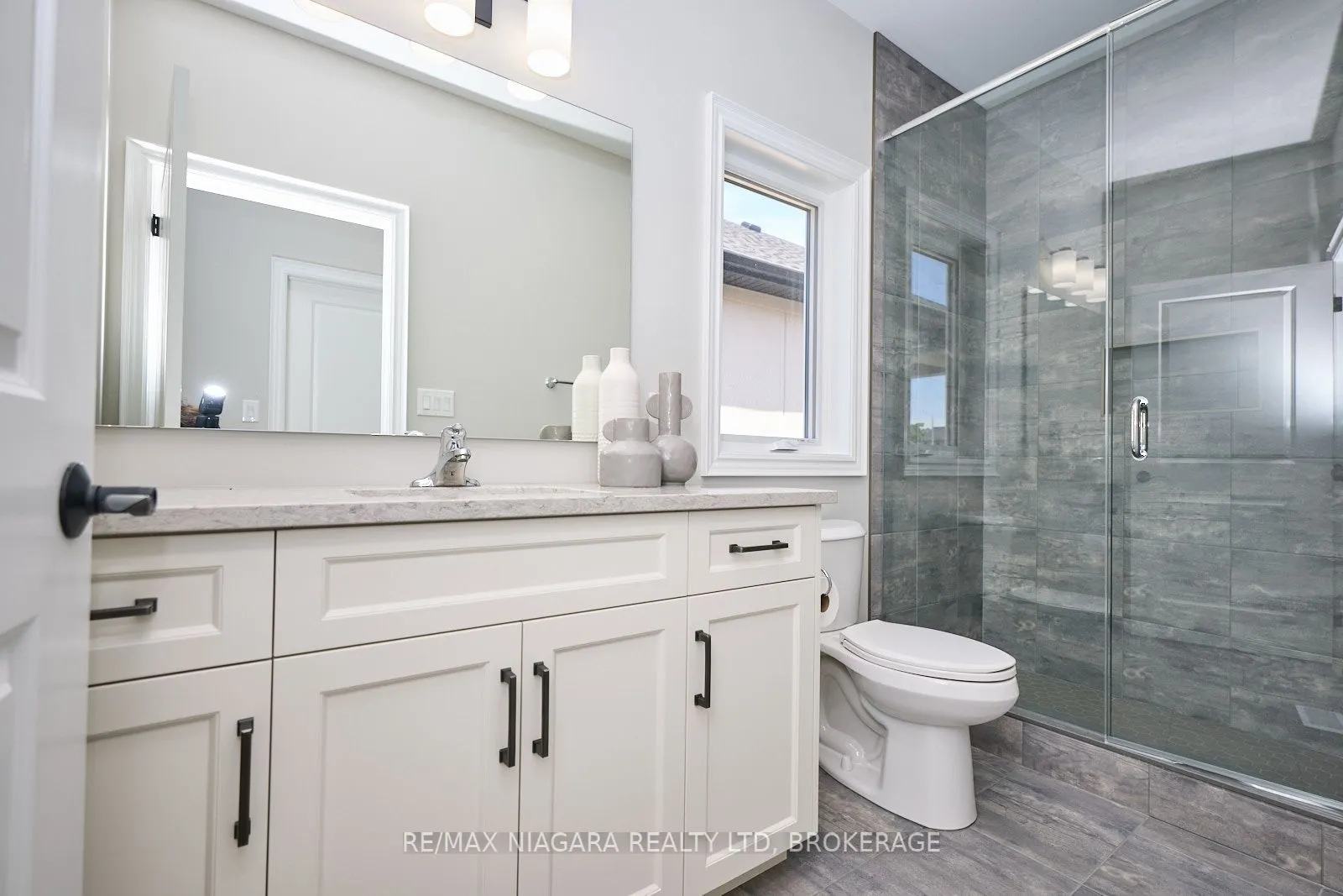 21 Sunrise Court N