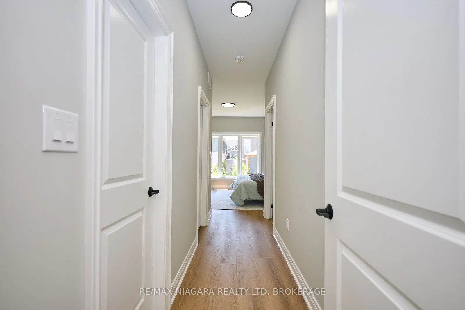 21 Sunrise Court N