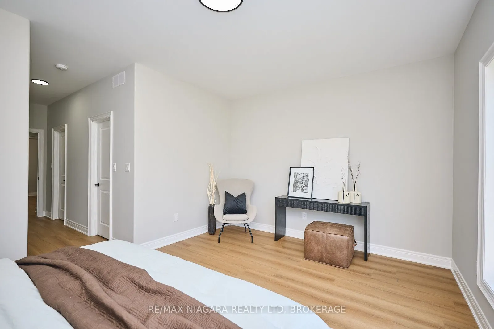 21 Sunrise Court N
