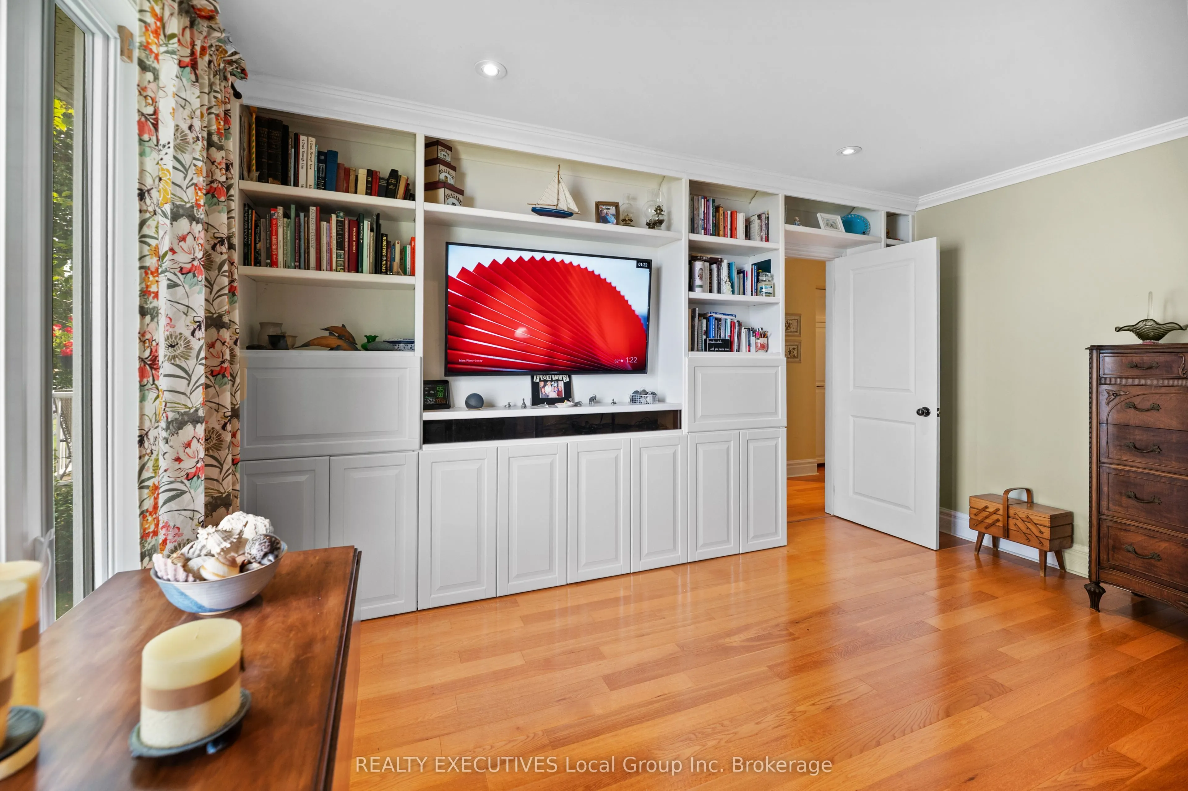 4 NINOVAN Road W