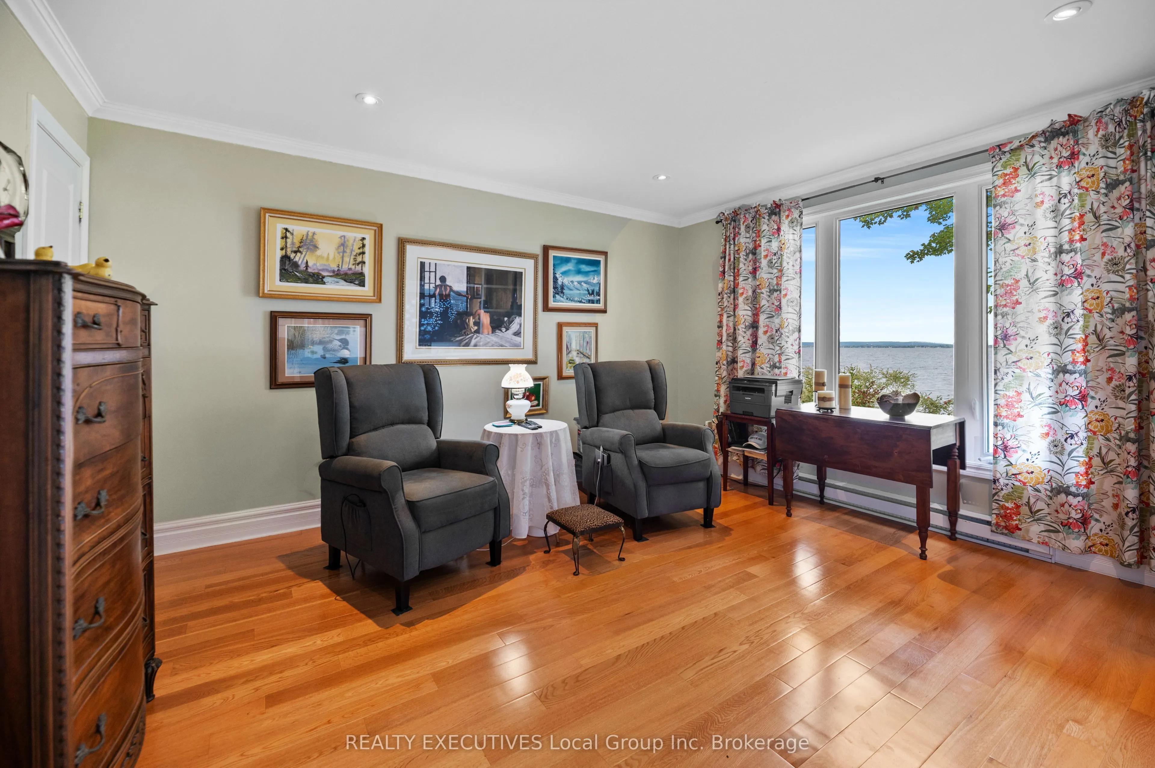 4 NINOVAN Road W