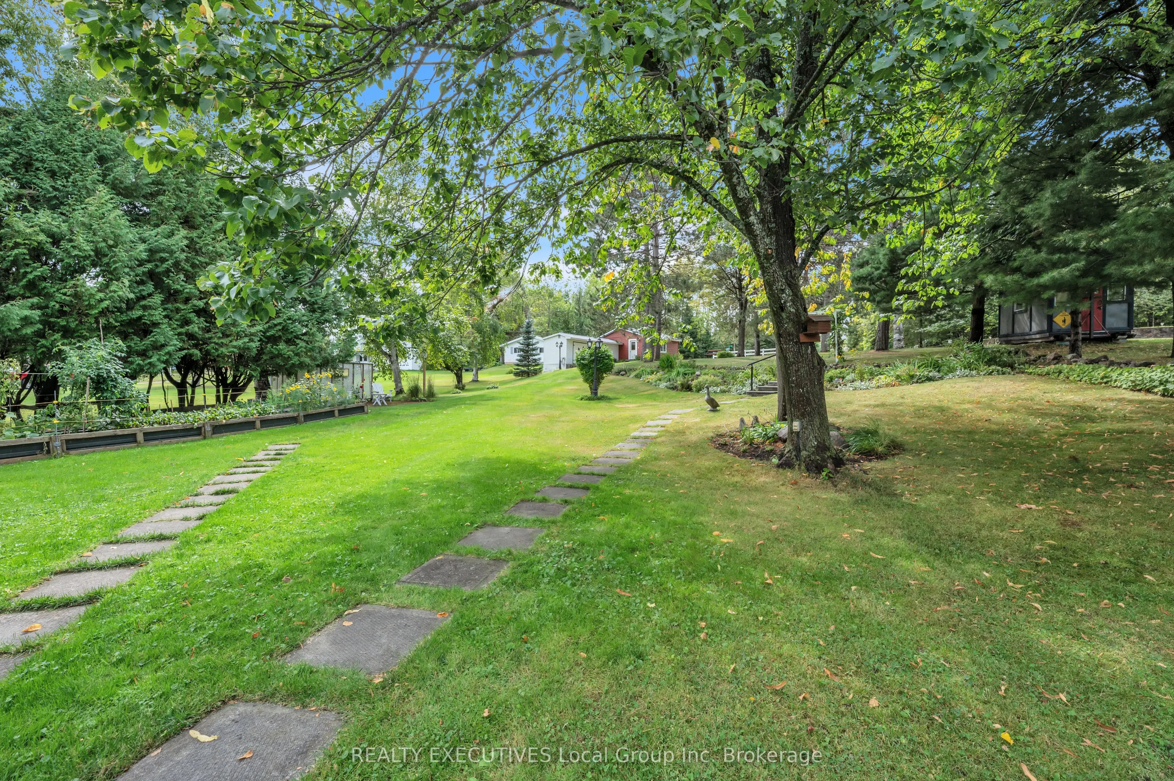 4 NINOVAN Road W