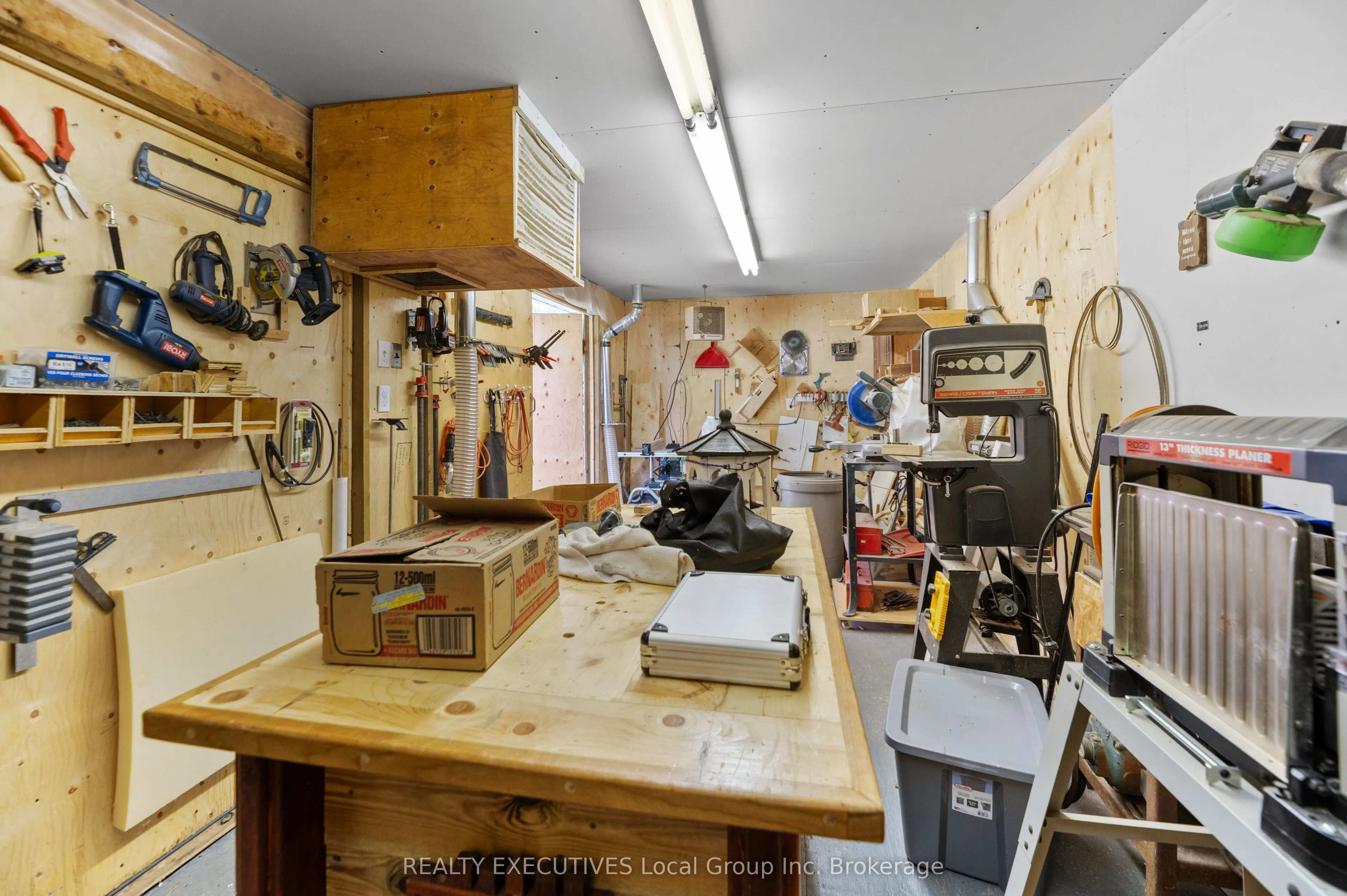 4 NINOVAN Road W