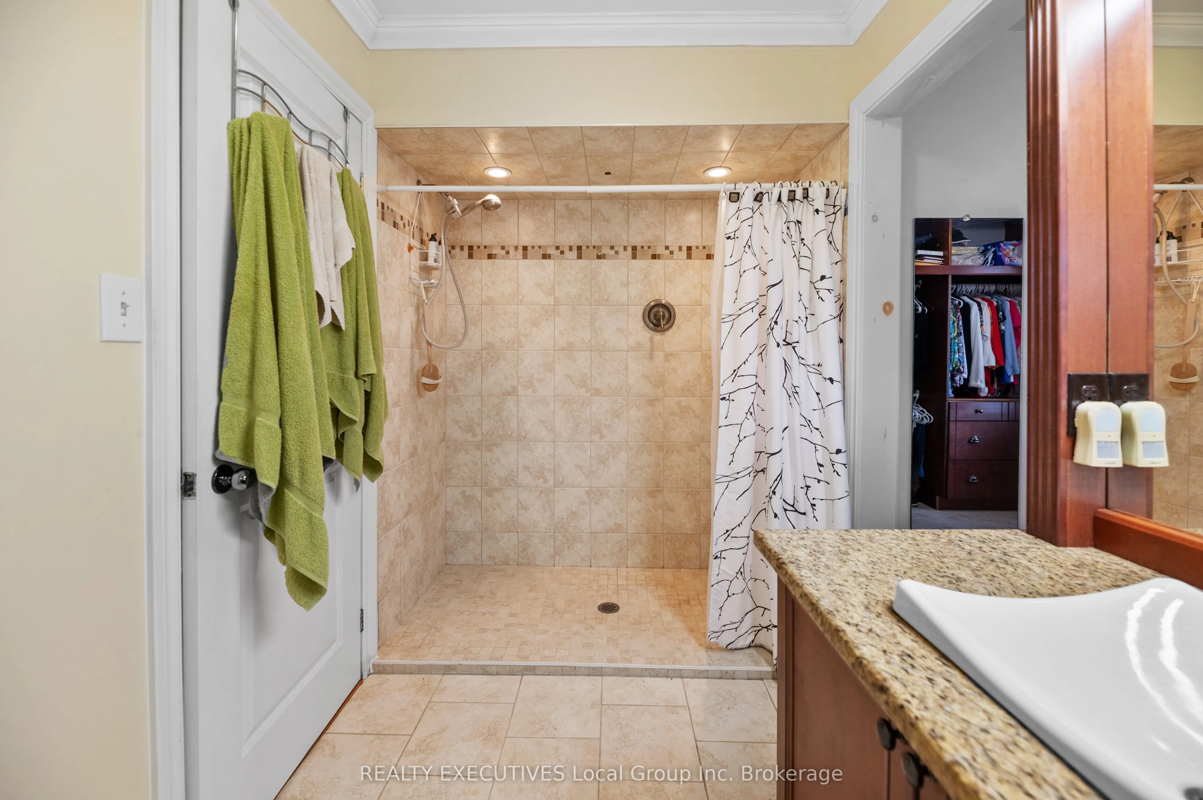 4 NINOVAN Road W