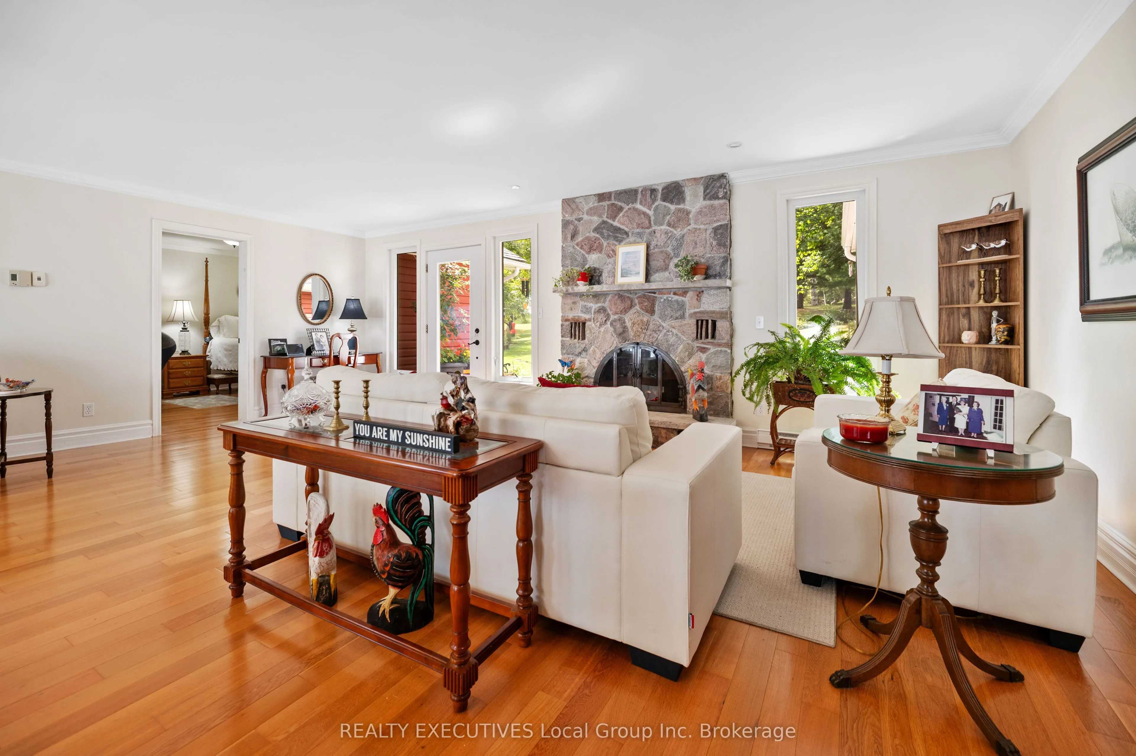4 NINOVAN Road W