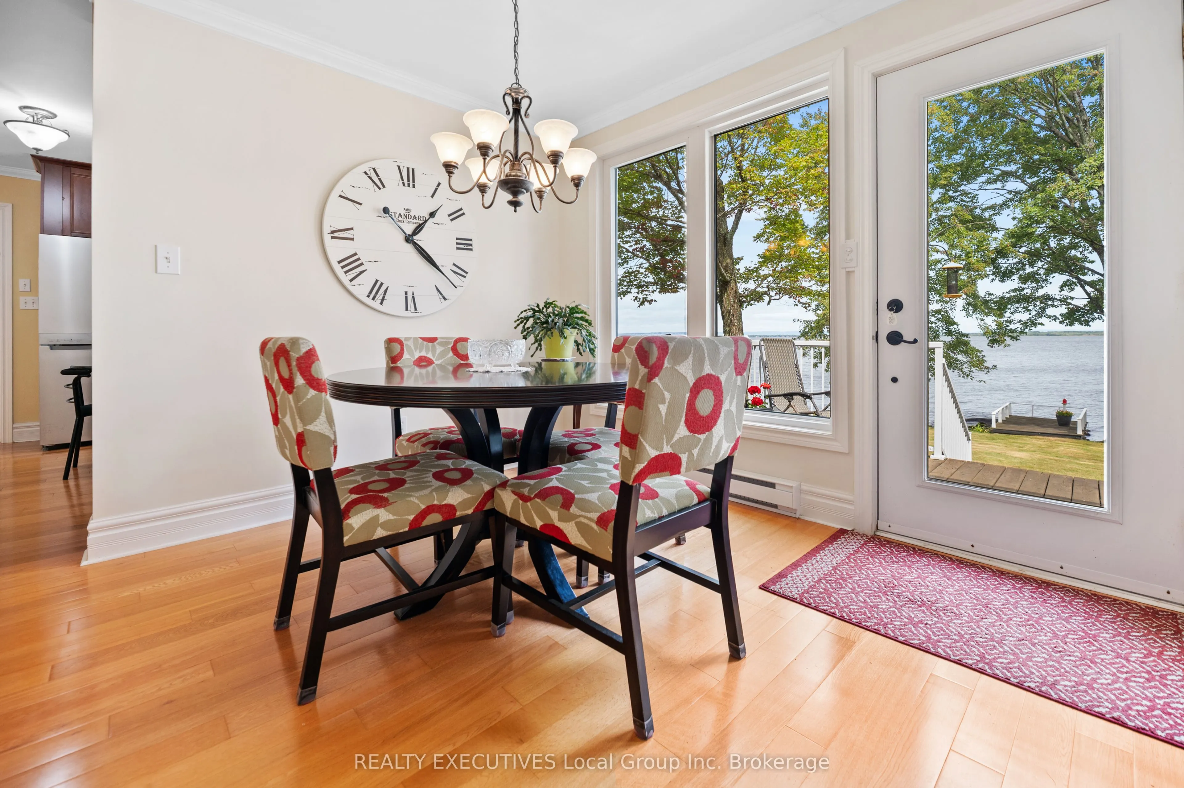 4 NINOVAN Road W
