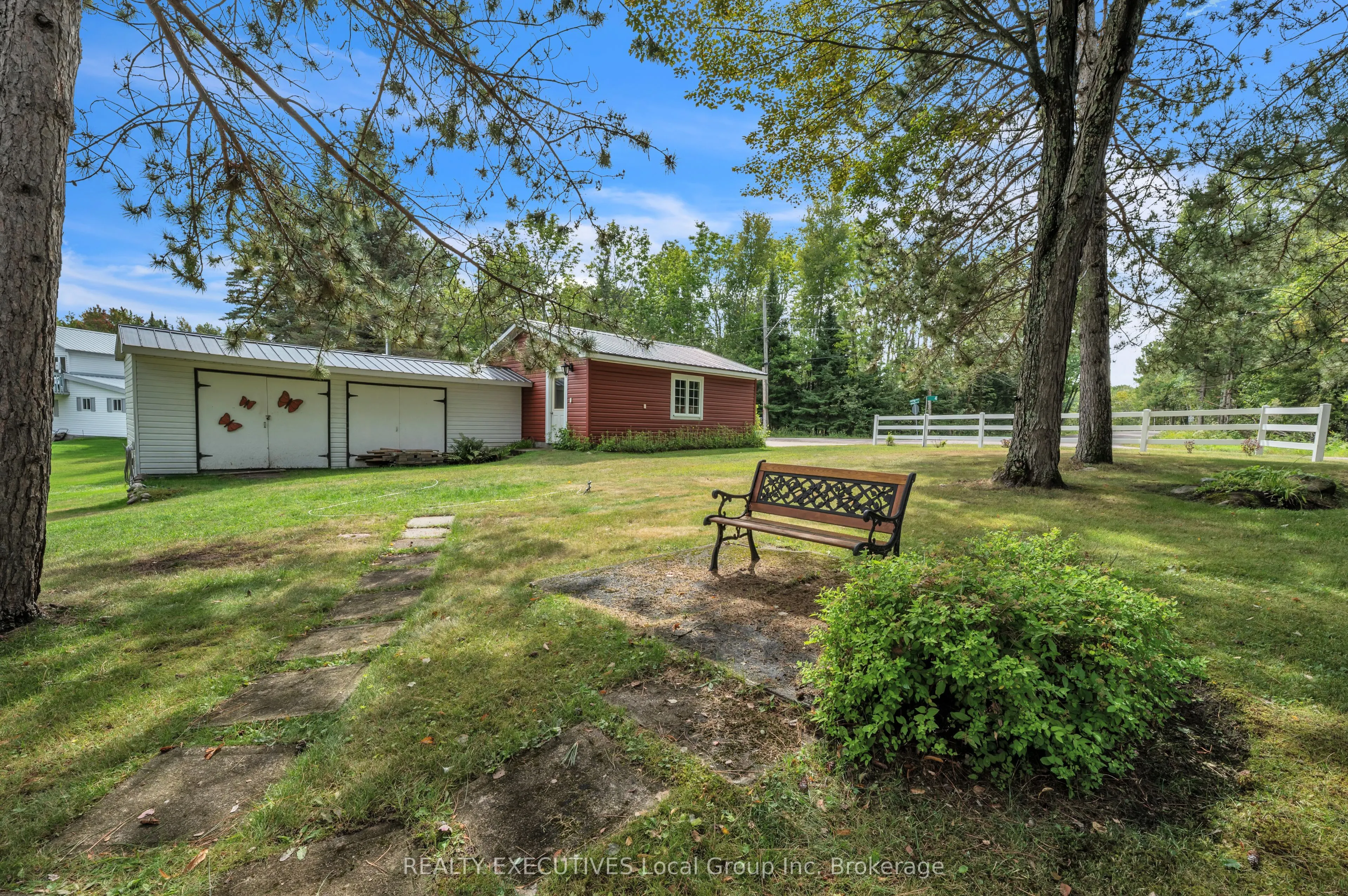 4 NINOVAN Road W
