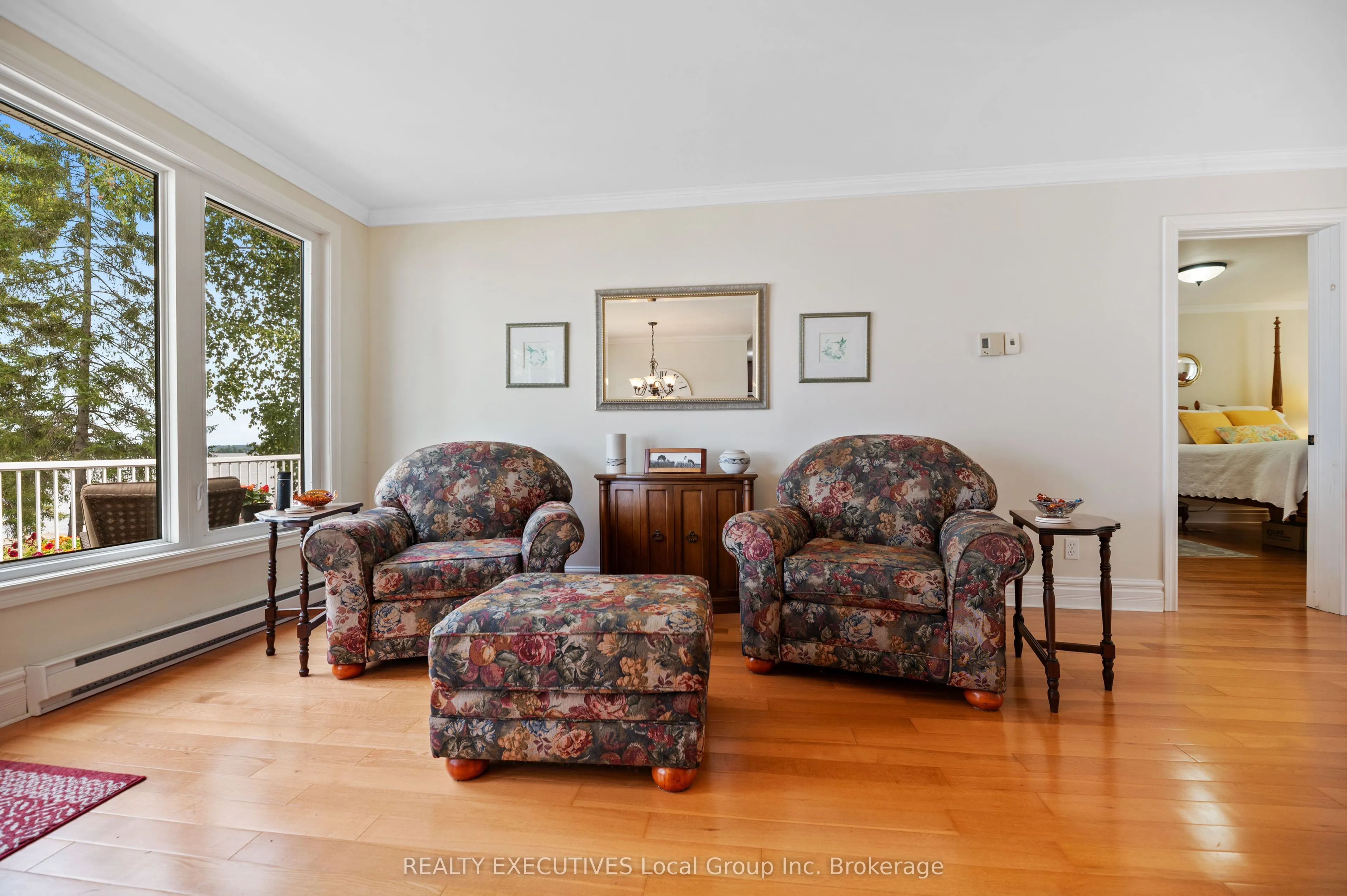 4 NINOVAN Road W