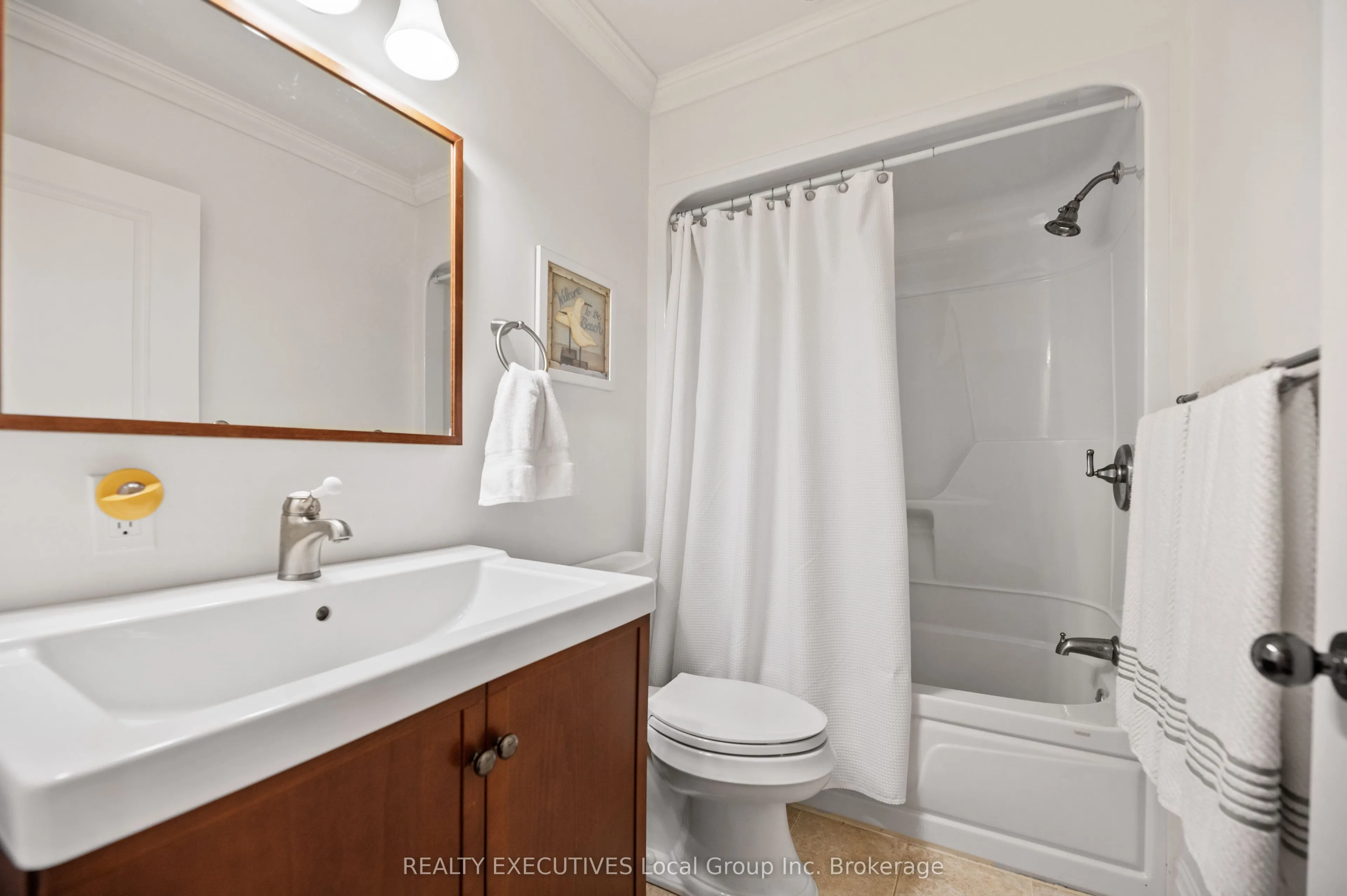 4 NINOVAN Road W