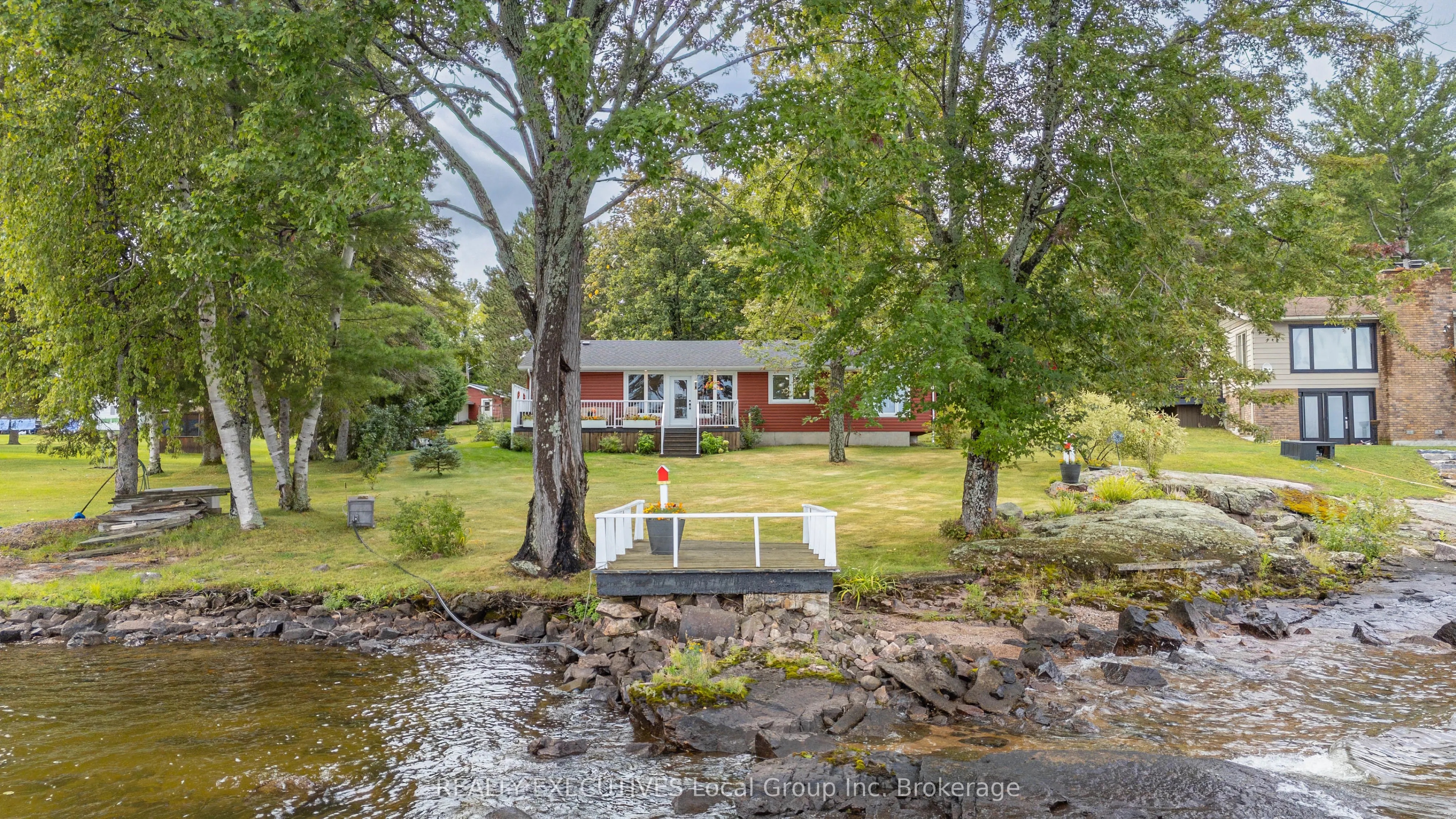 4 NINOVAN Road W