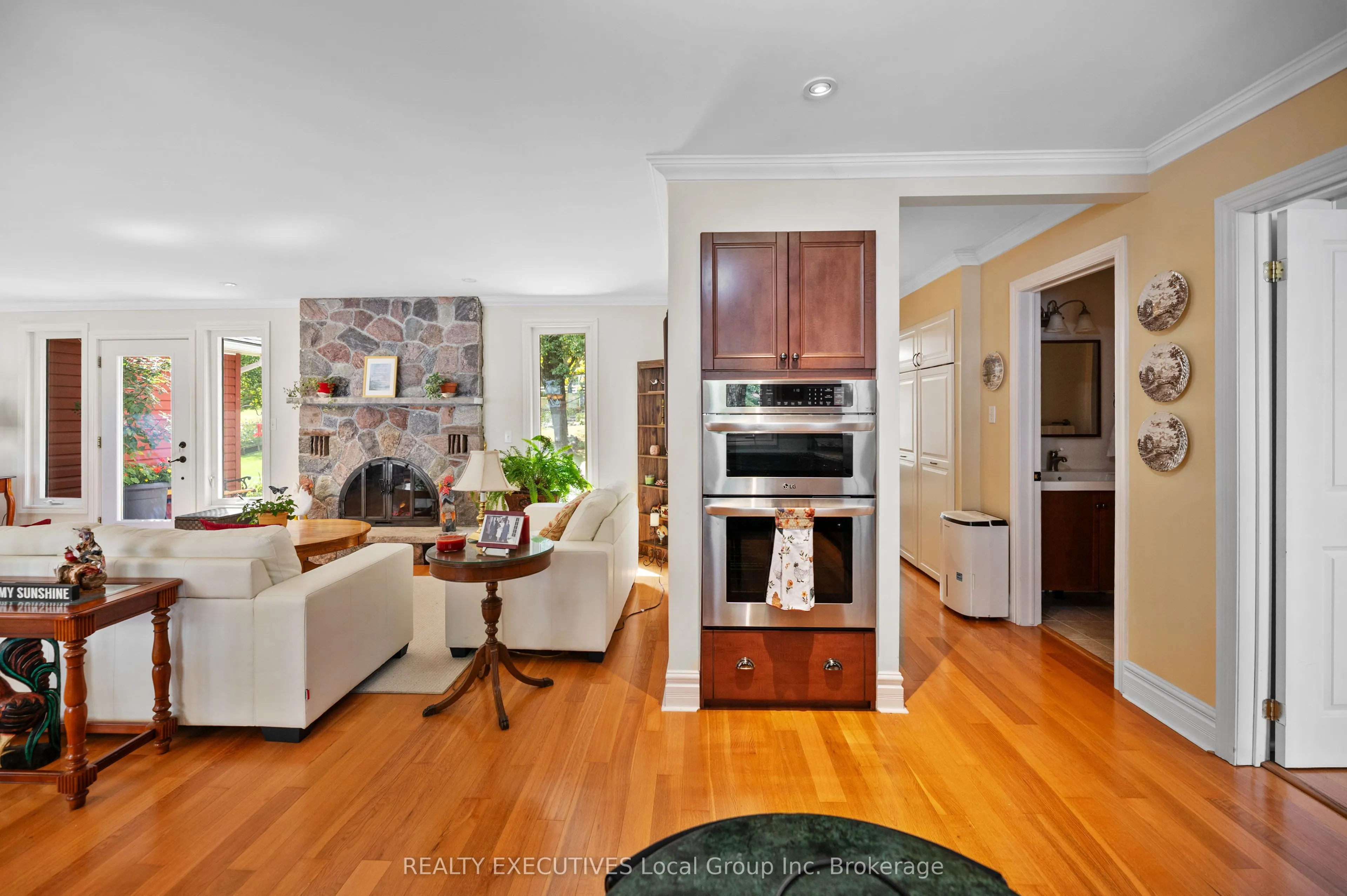 4 NINOVAN Road W