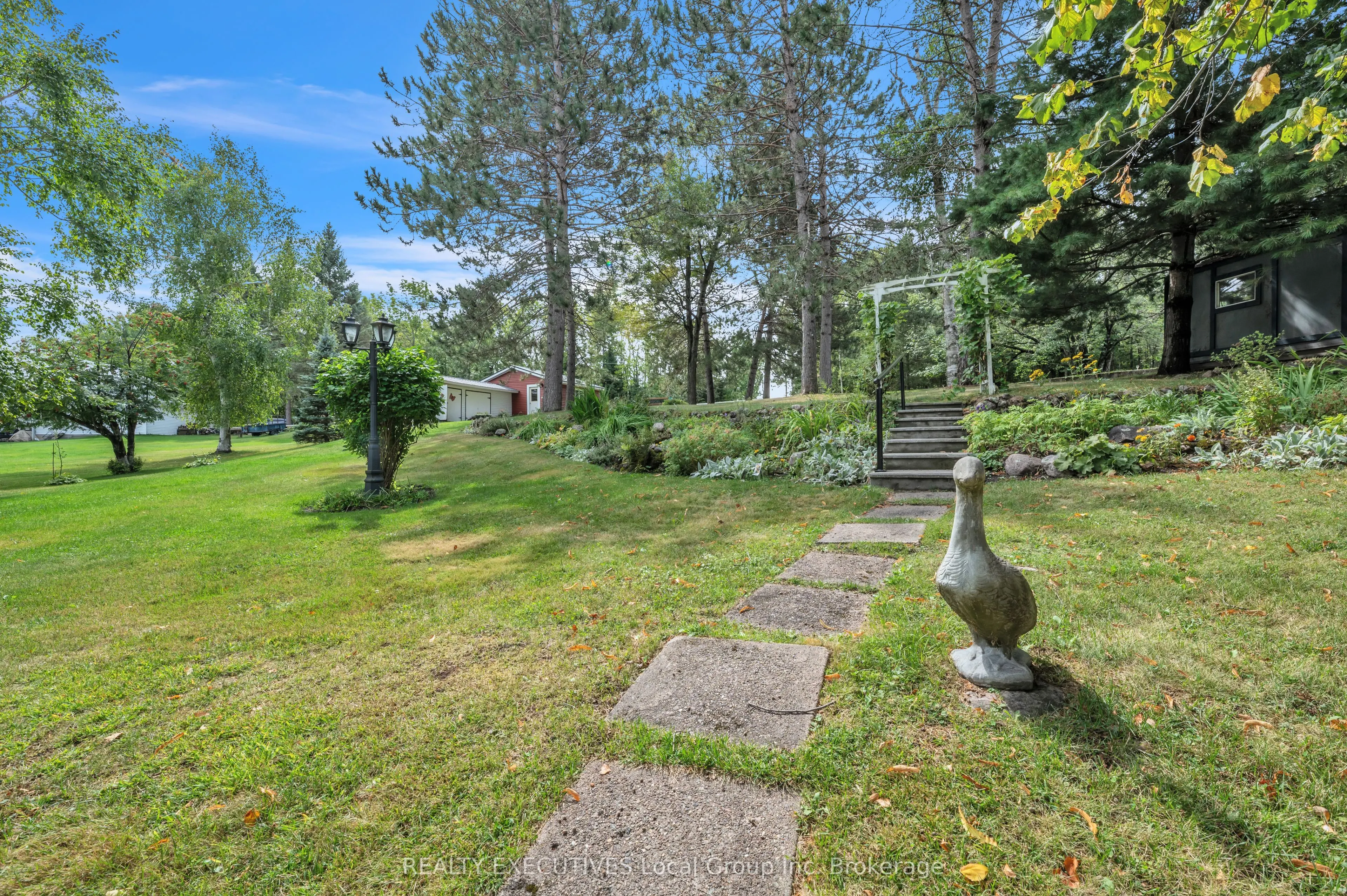 4 NINOVAN Road W