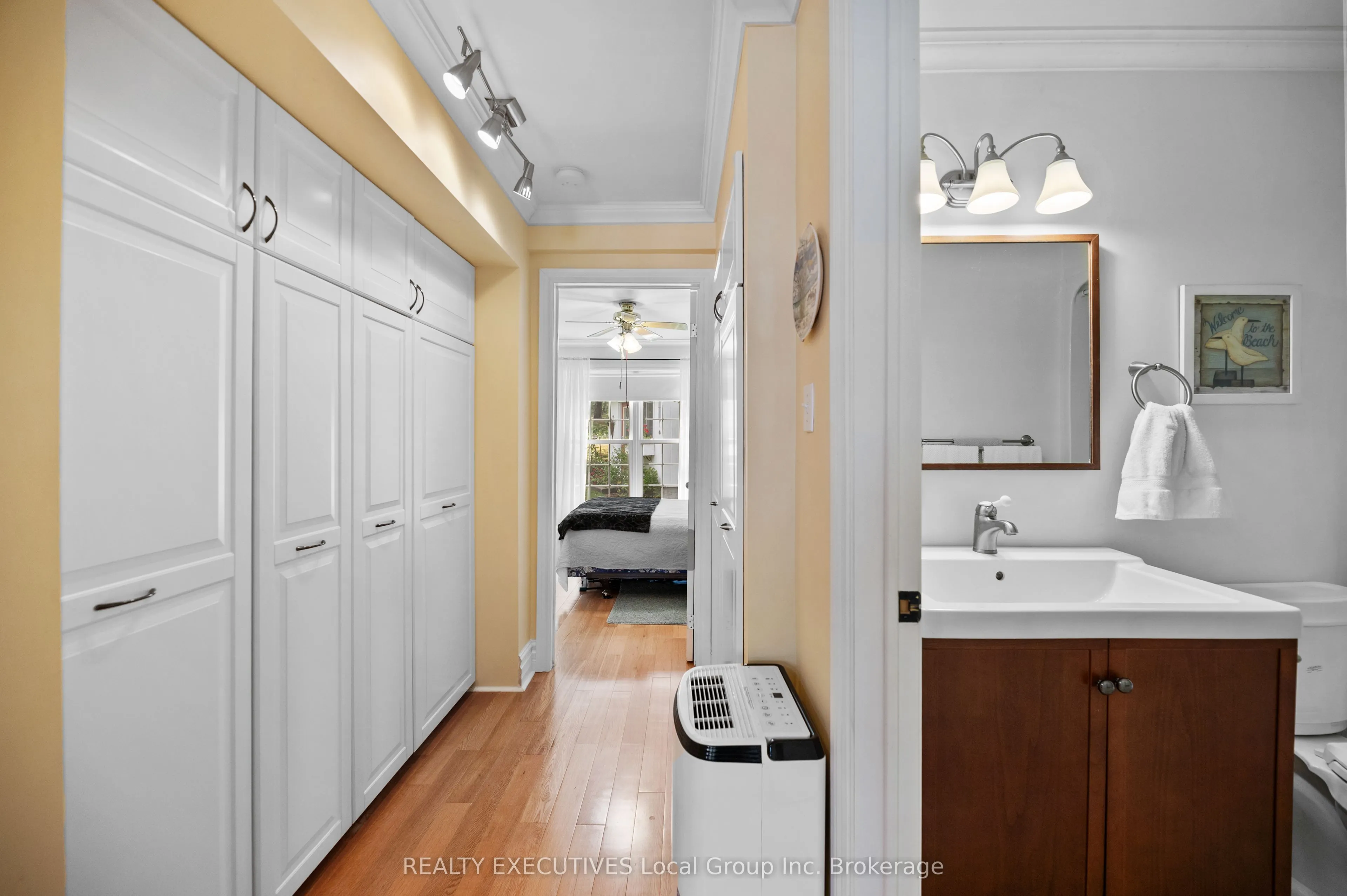 4 NINOVAN Road W